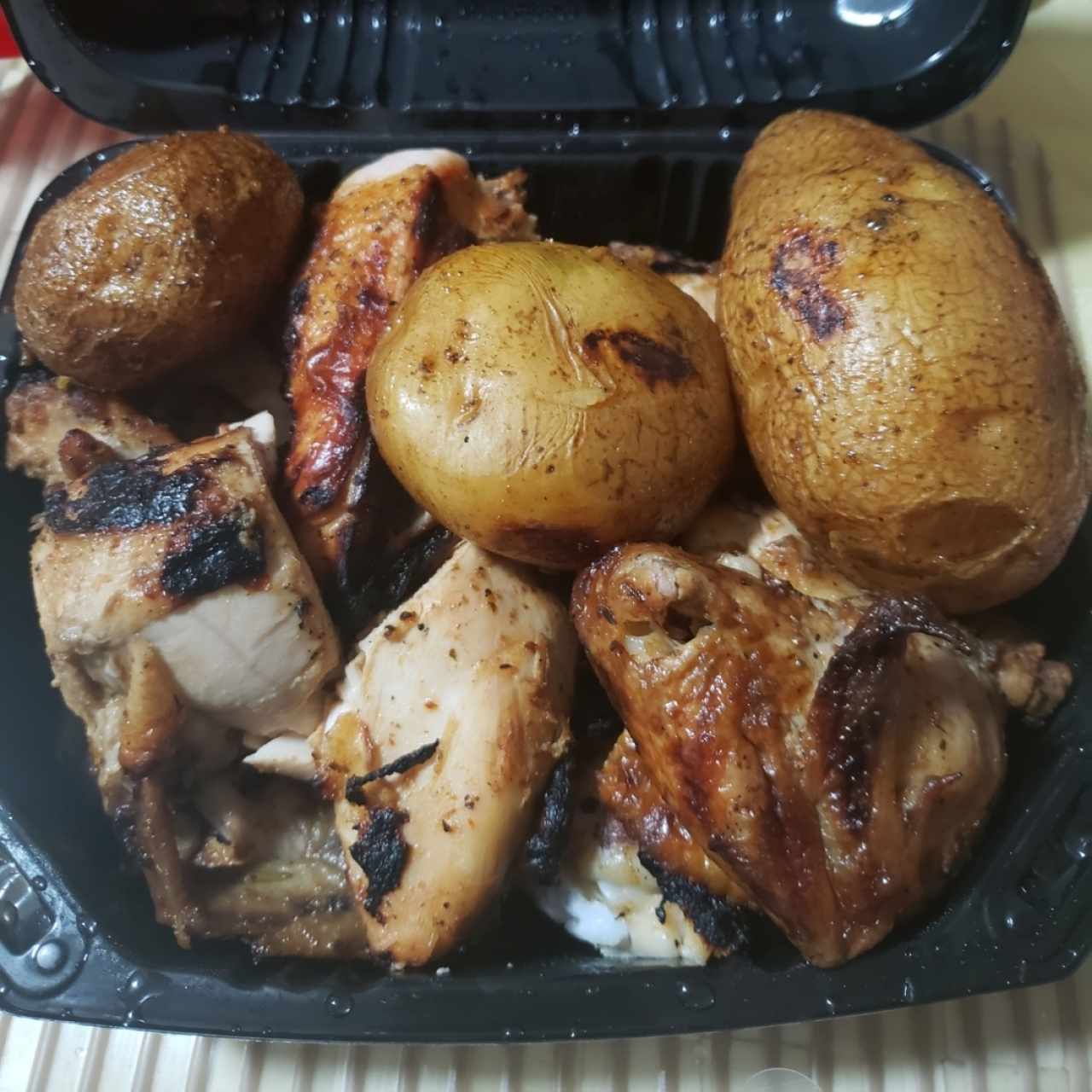 POLLO ASADO CON PAPAS ASADAS