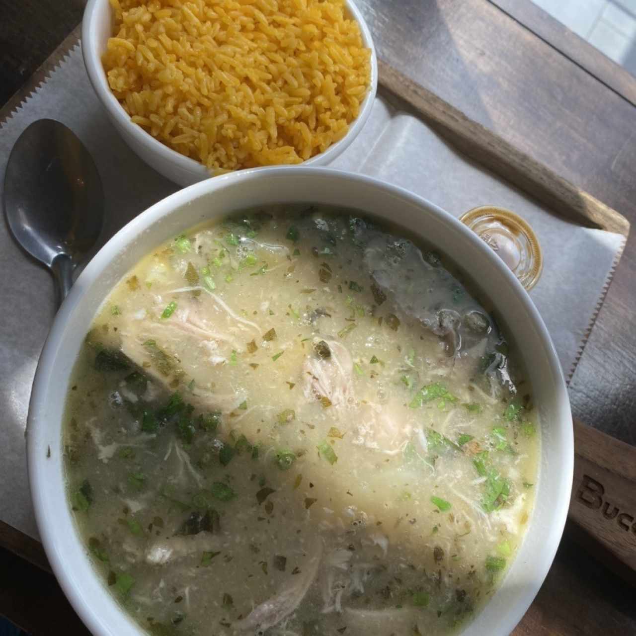 Combo sopa pollo, trae arroz delicioso y una bebida.  Puedes comprarla sola también.