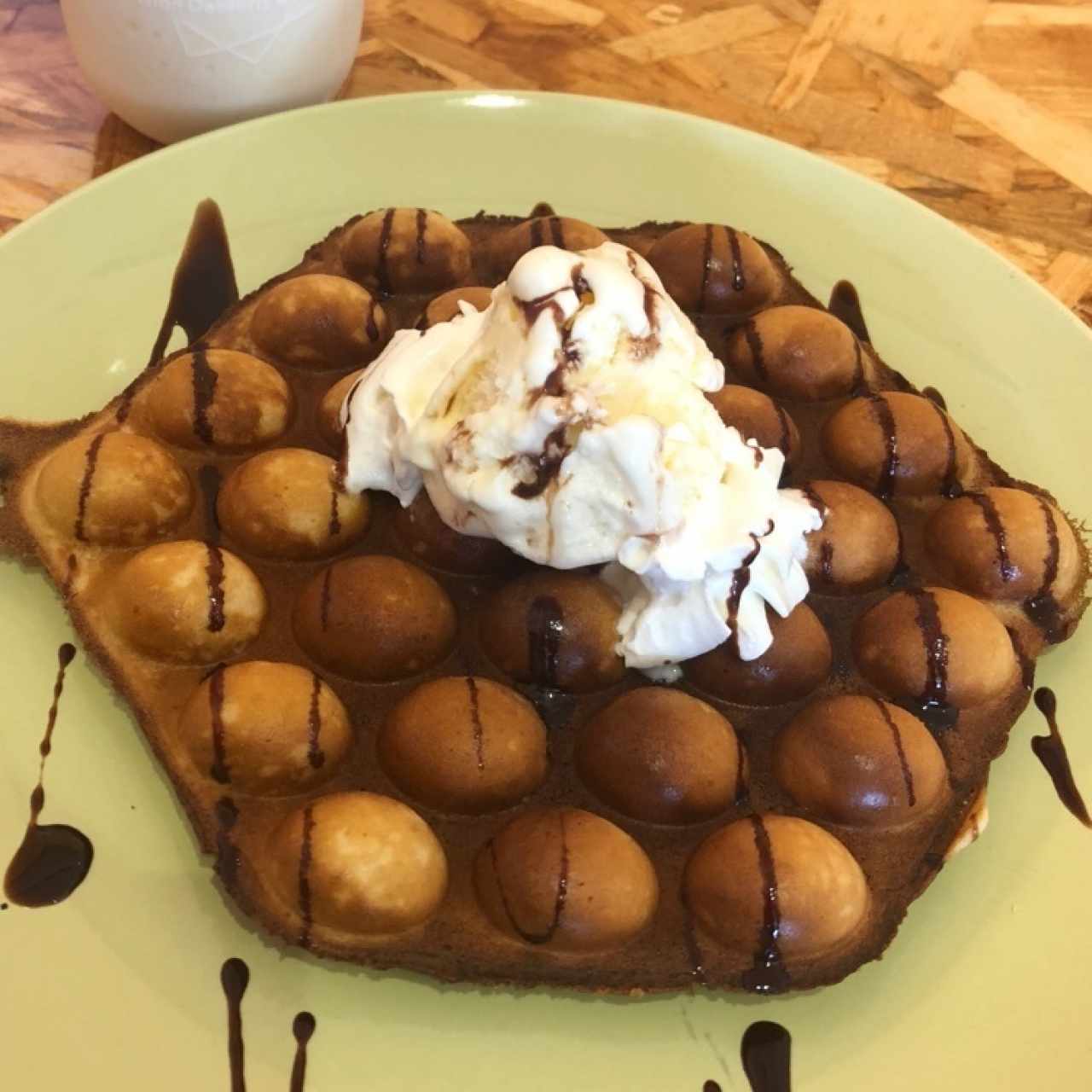 egg waffle con helado de vainilla 