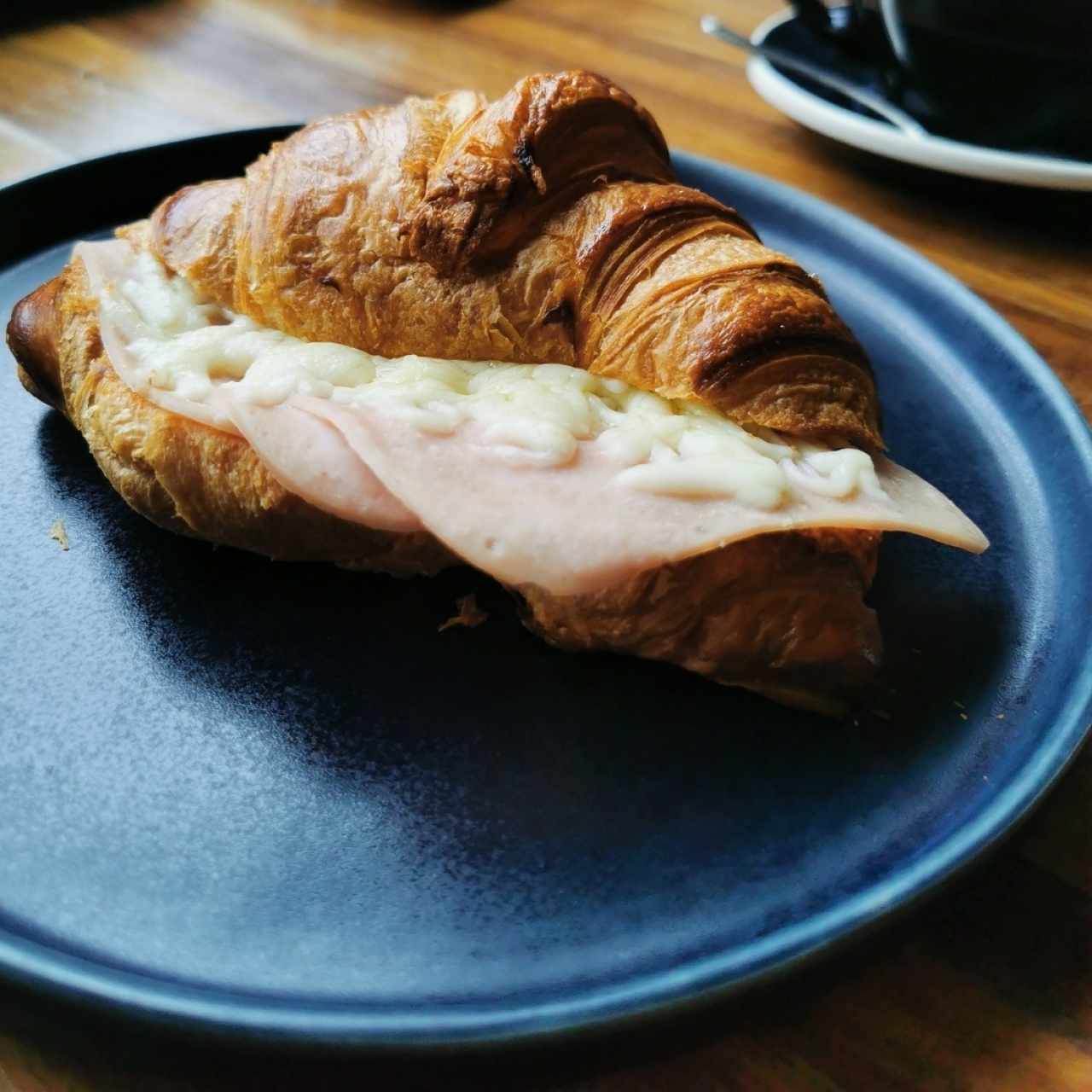 Croisant Relleno con Jamón y Queso