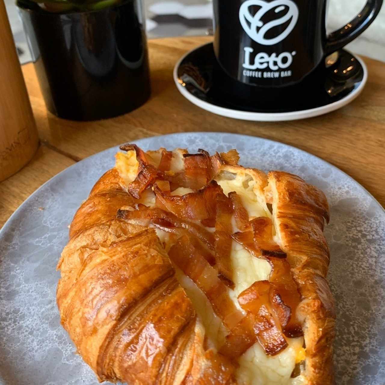 croisant con huevo queso y tocino