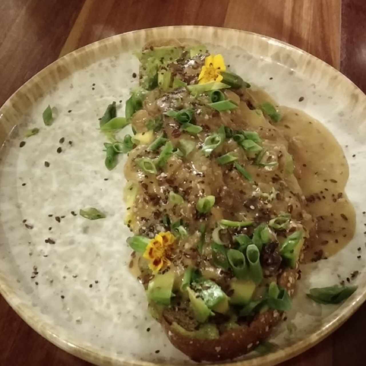 Tostada con crema de hongos y aguacate