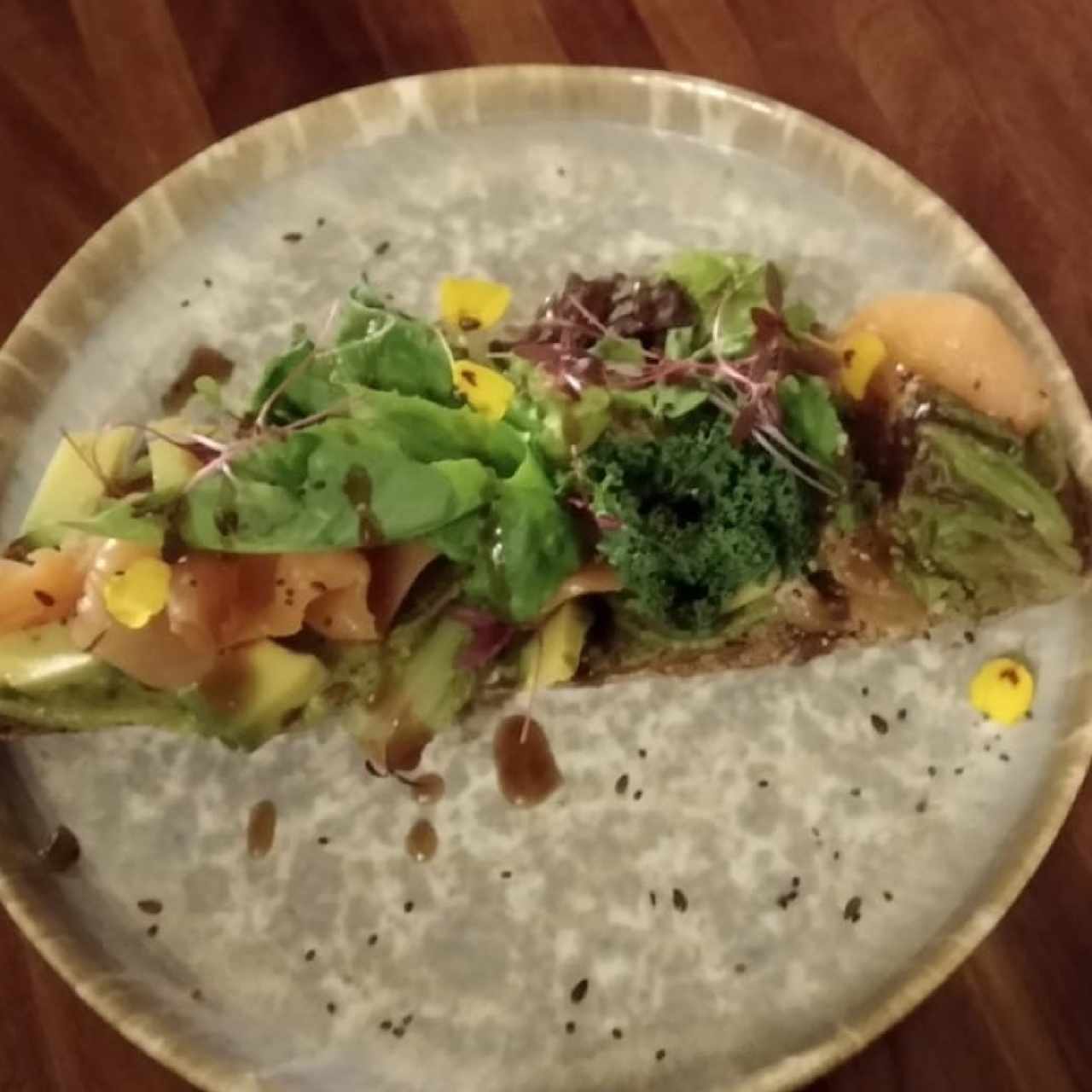 Tostada de salmón y aguacate