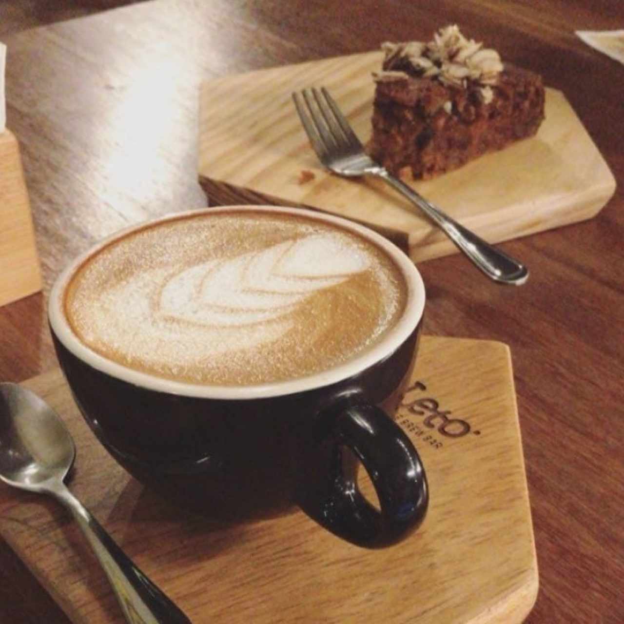 capuchino con leche de almendras y pastel de zanahorias