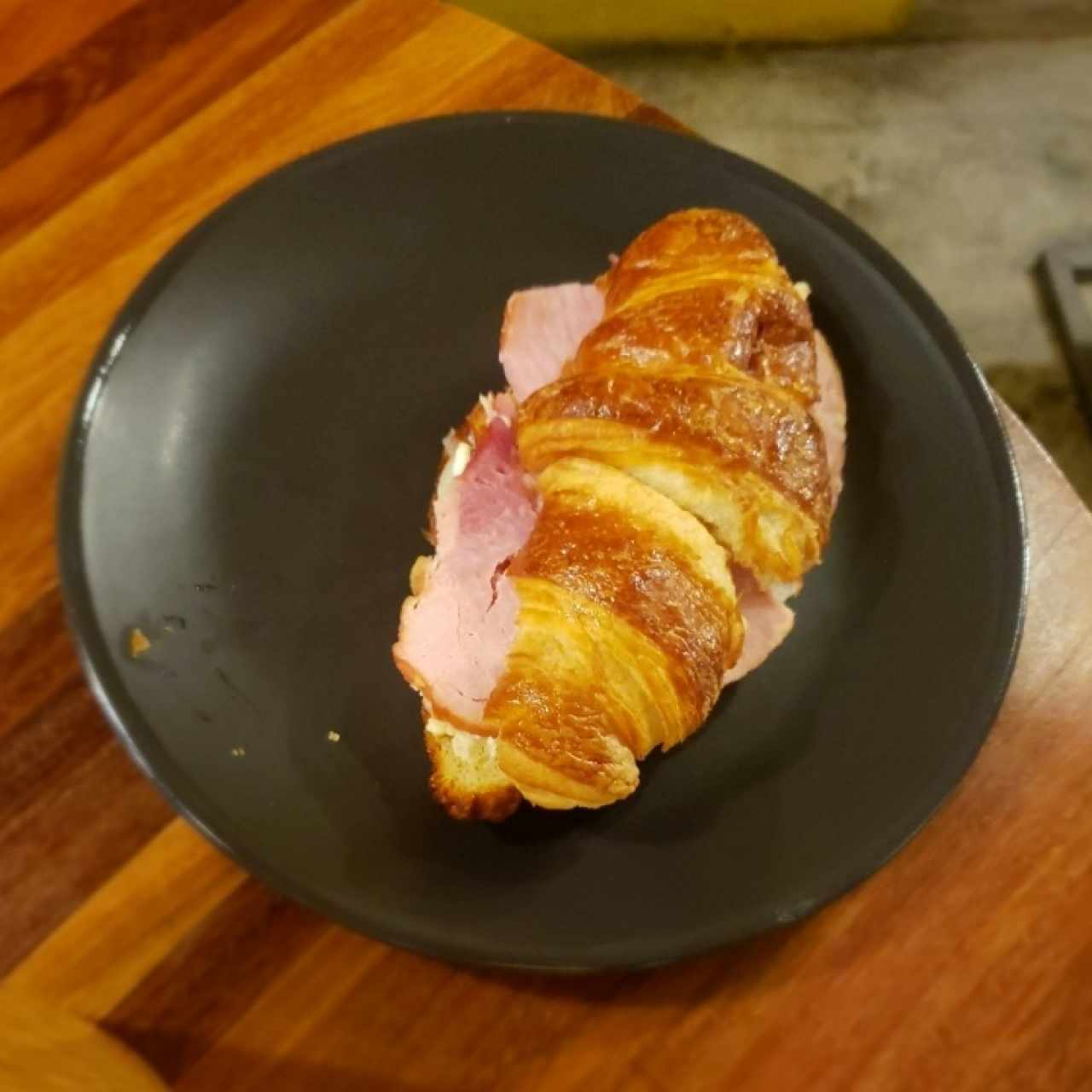 Croissant con jamón y queso crema