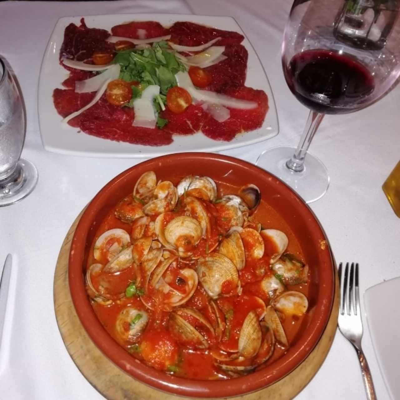 Almejas en salsa roja y Carpaccio de Carne