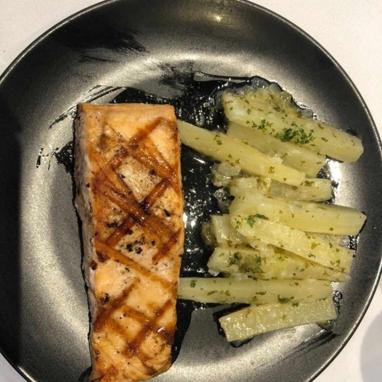 Salmon con yuca al mojo