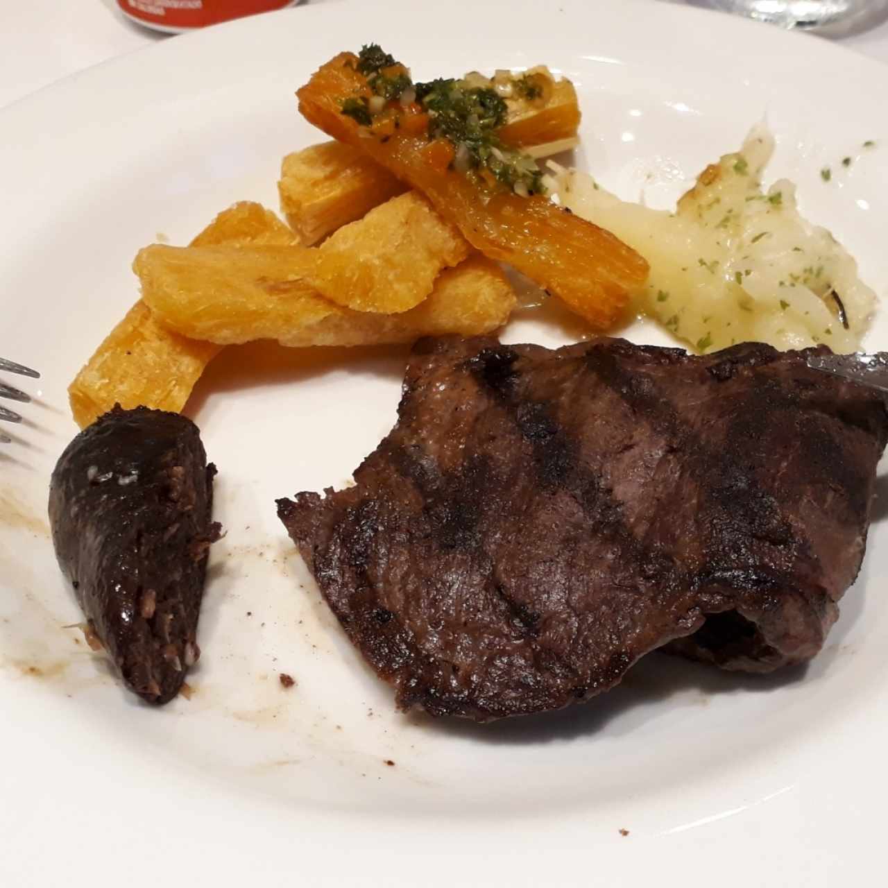 entraña con yuca frita (y una pieza de morcilla)