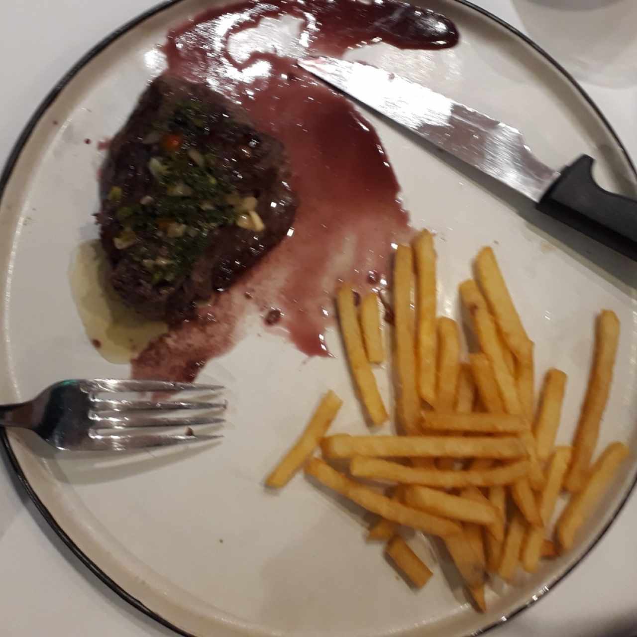 filete de res con una salsa de vino tinto. y papas fritas 