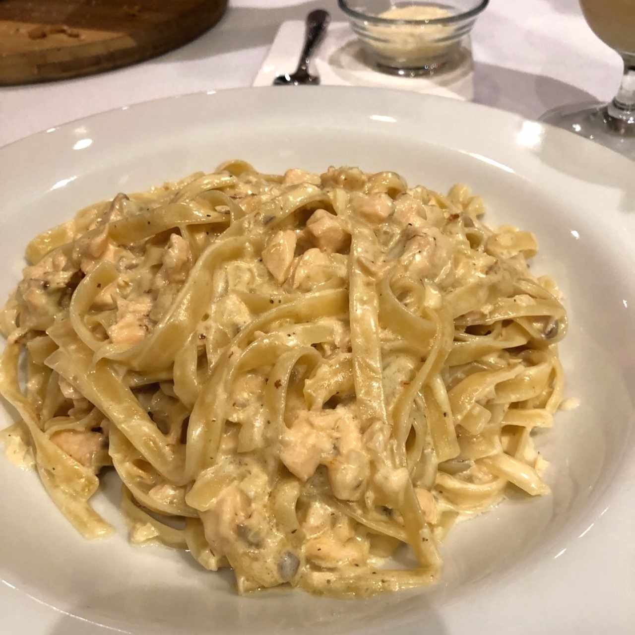 fettucini en salsa blanca con salmon ahumado