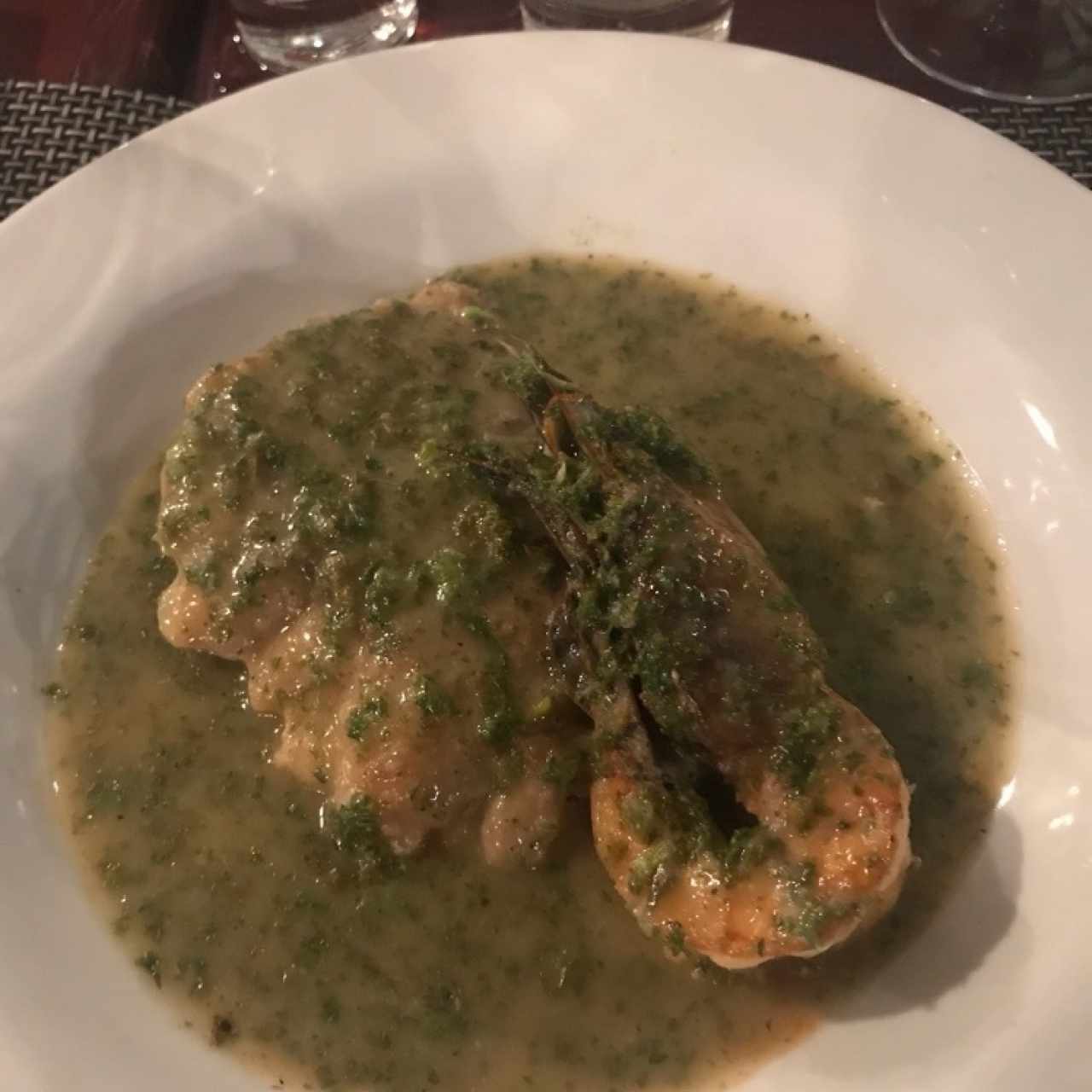 Filete de corvina con salsa verde con lagostinos 