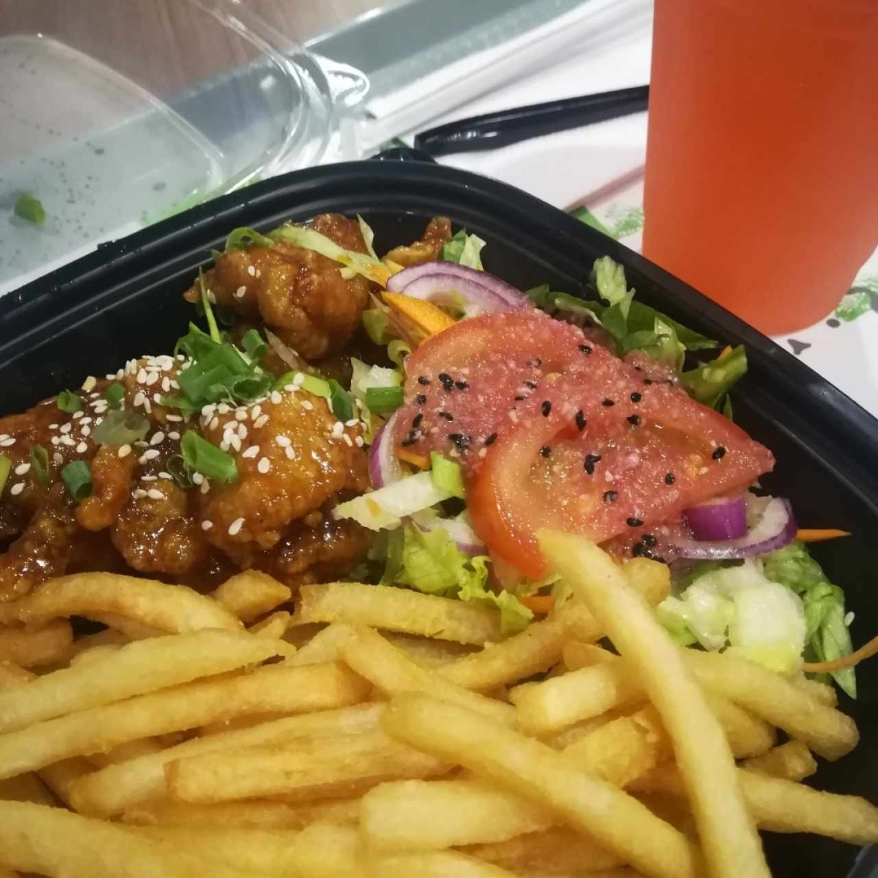 korean fried chicken con papas fritas y ensalada