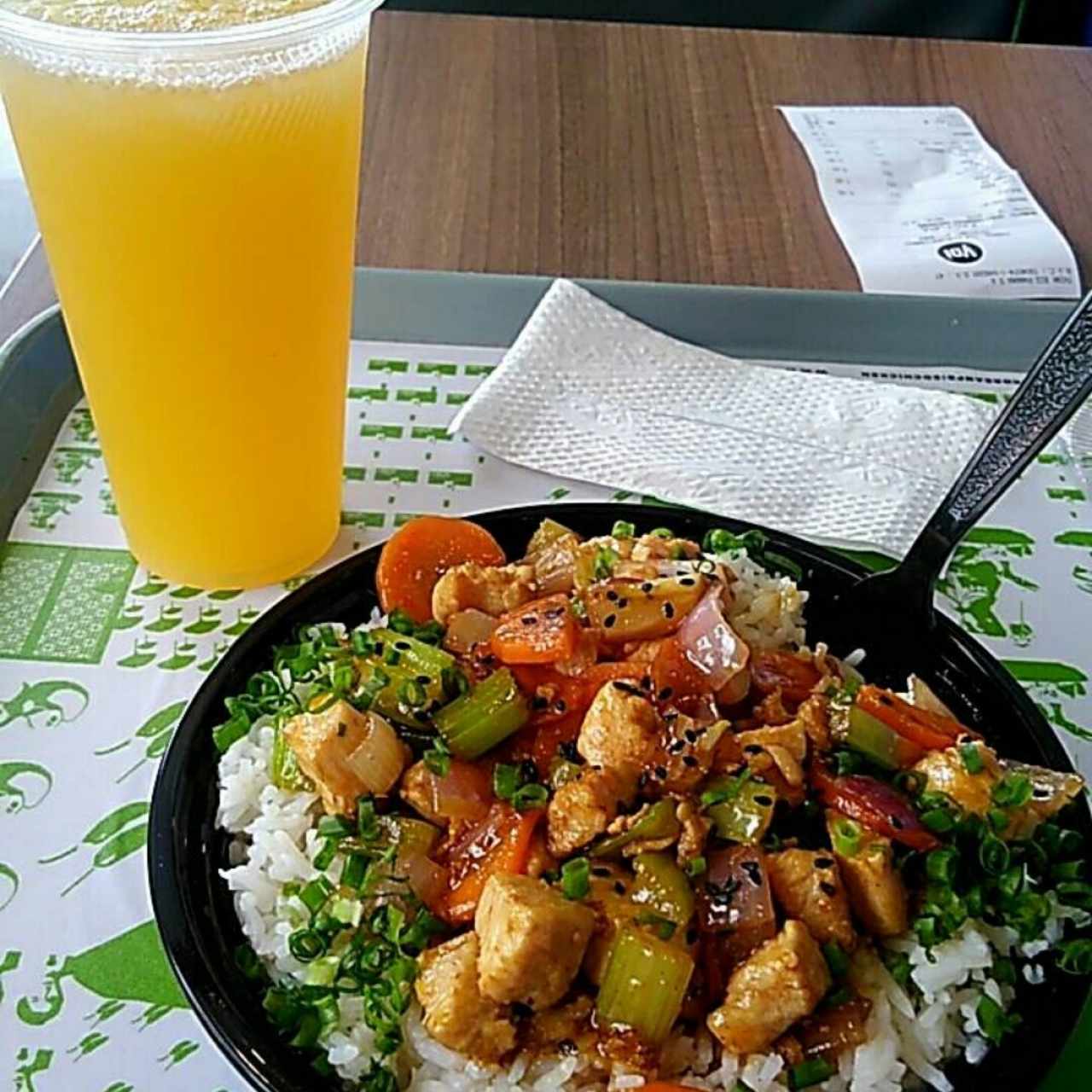 Pollo oriental y chicha de Piña con canela