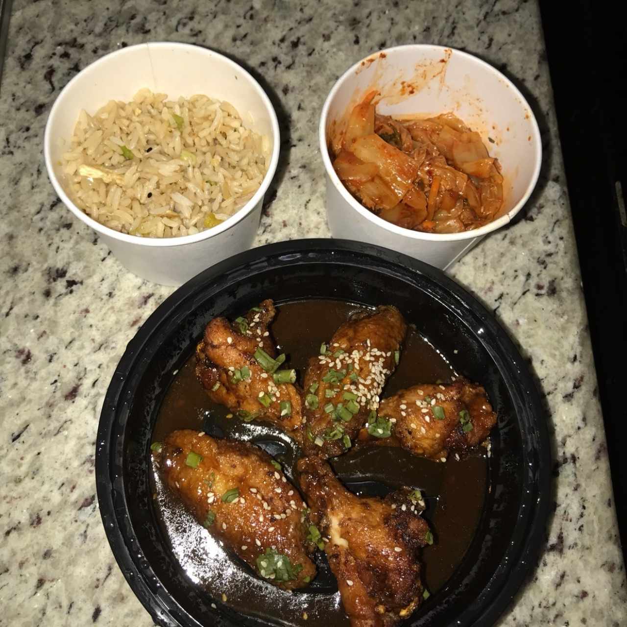 Korean BBQ wings con arroz y spicy Kimchi