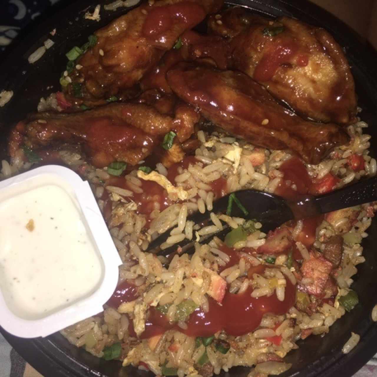 arroz con puerco y buffalo wings