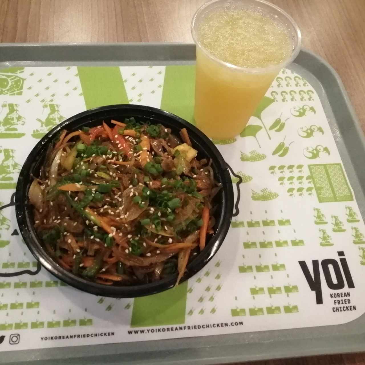 Japchae de carne de res y jugo de piña con canela