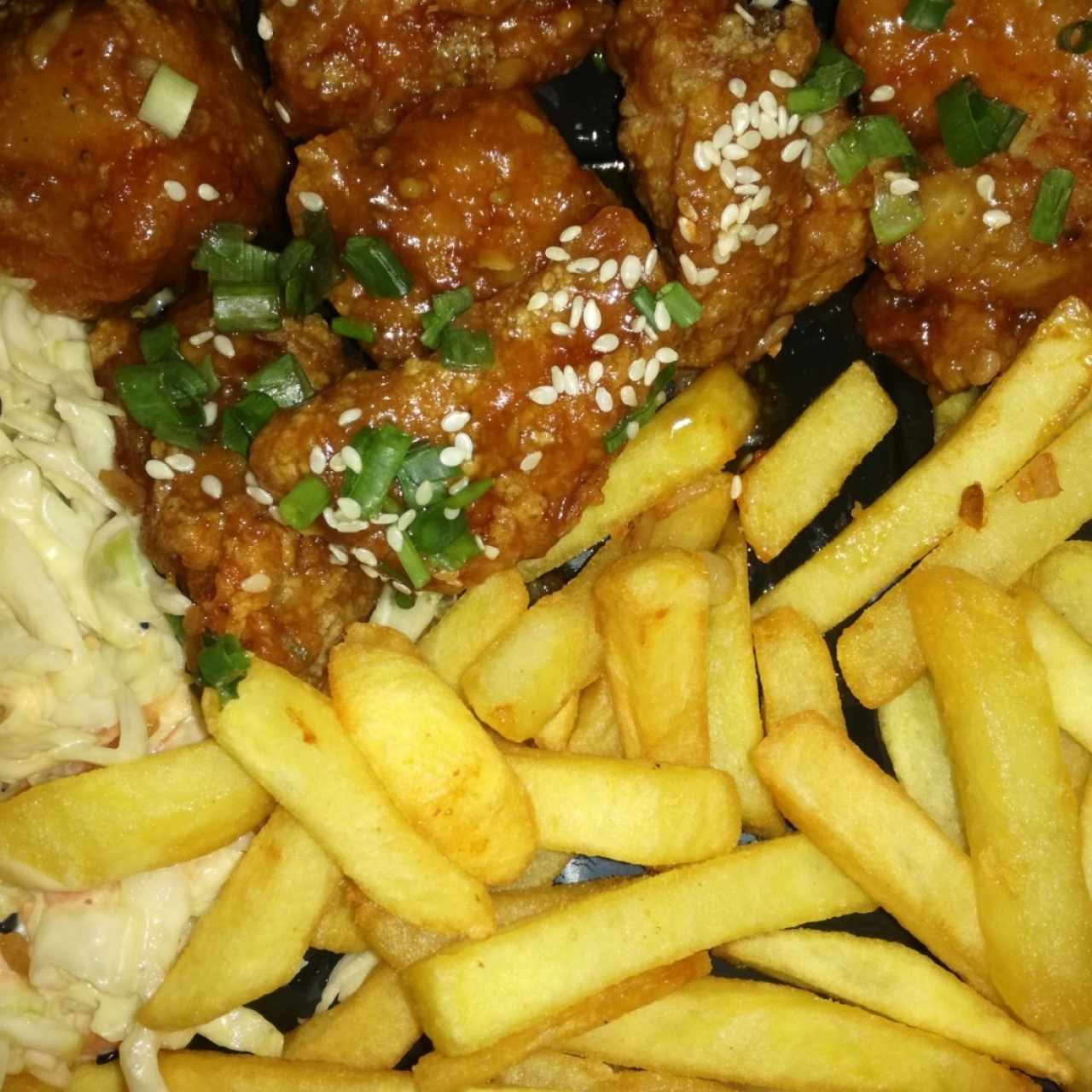 korean fried chicken con papas y coleslaw