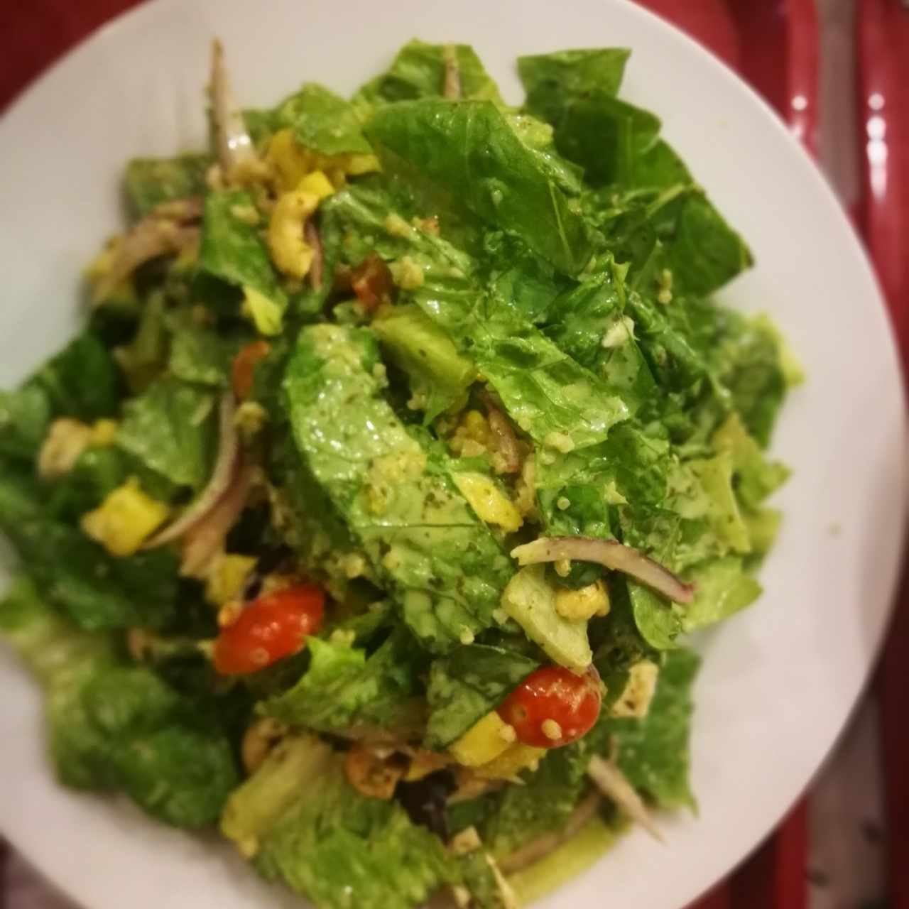 ensalada con mango, tomate chery, lechuga, aguacate, nueces, cebolla morada