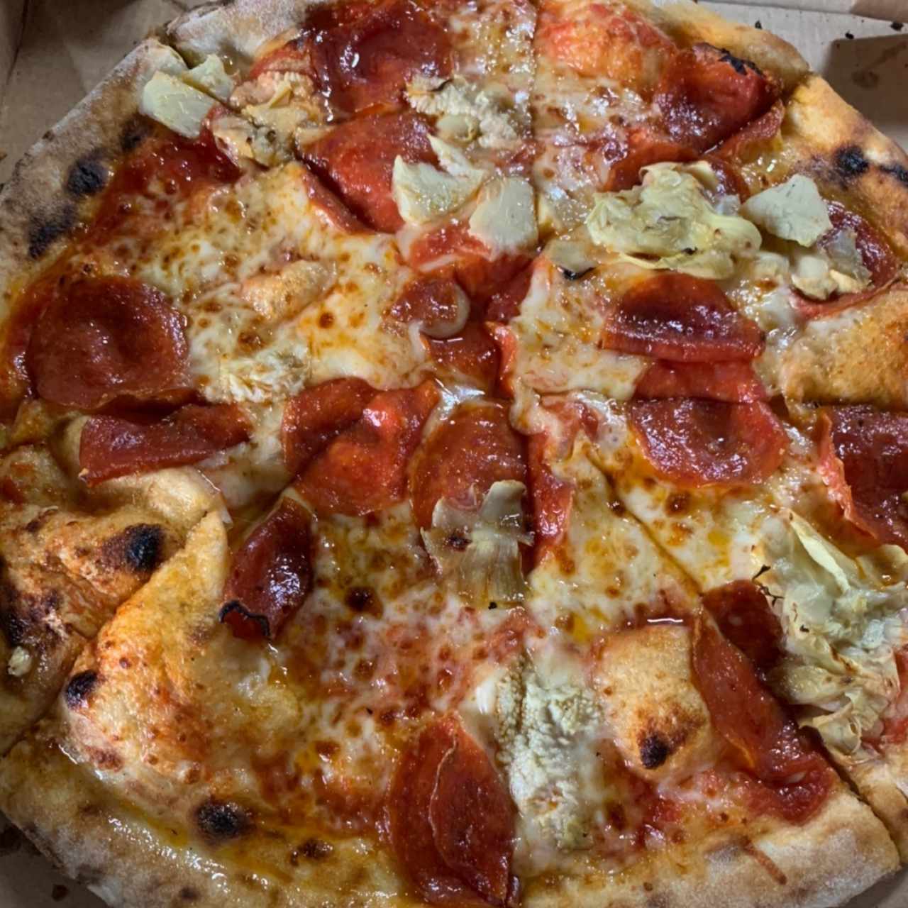 Pizza con Pepperoni, Alcachofas y Miel Picante