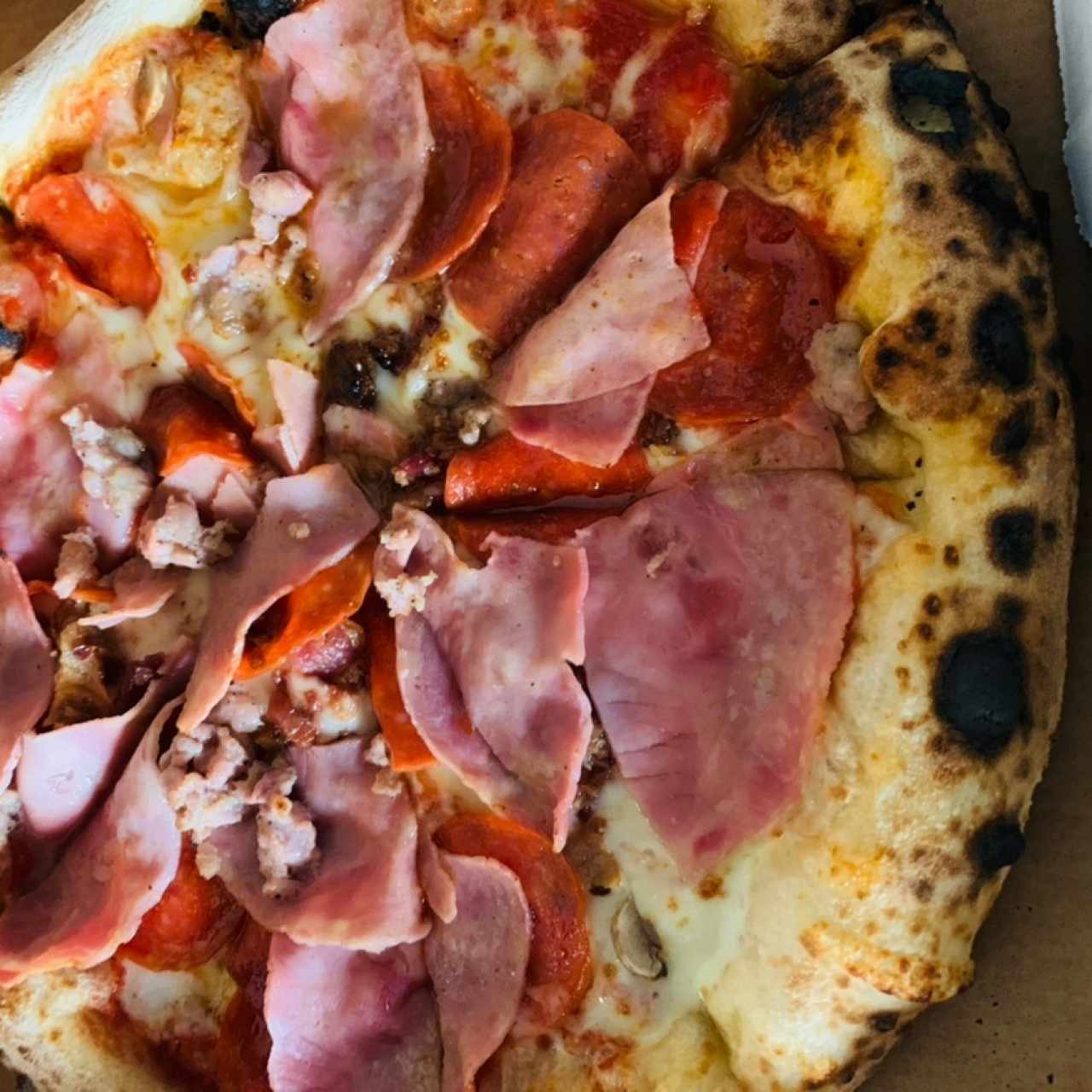 Pizza la Bestia (Pepperoni, Salchicha Italiana, Jamón Cocido y Bacon)