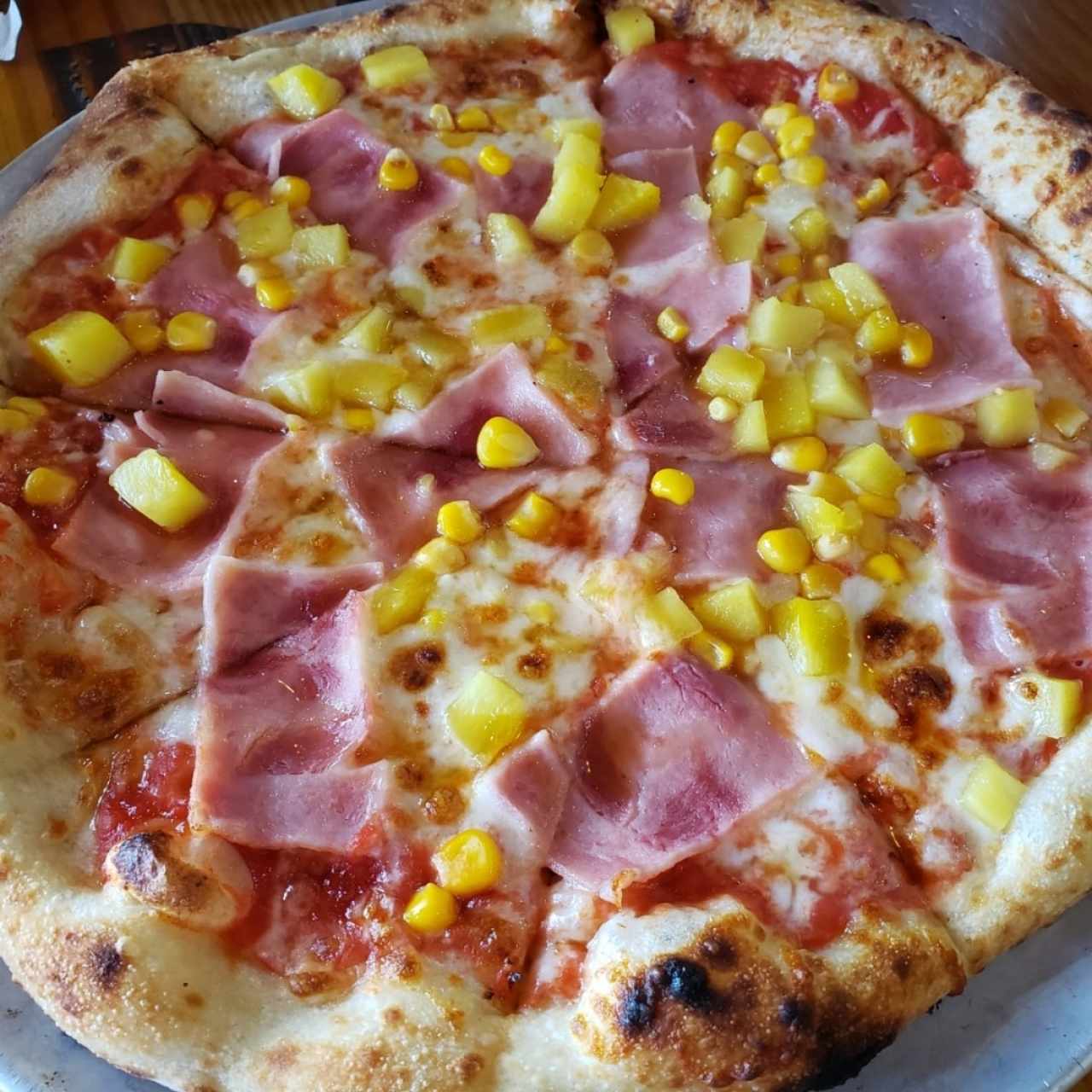 Pizza piña, maíz y jamon 