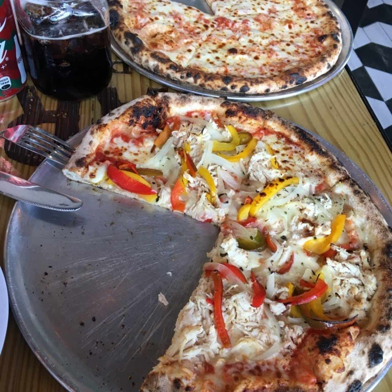 Mi pizza favorita de pollo, cebolla y pimenton