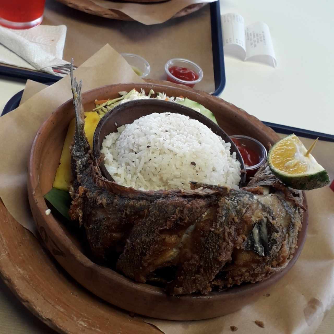 Pescado, arroz con coco, ensalada.