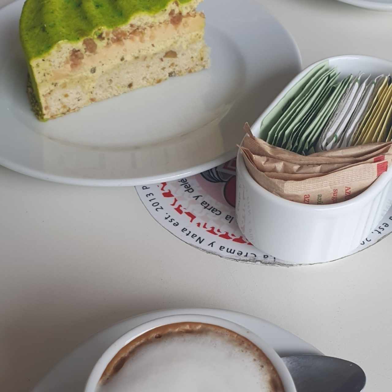 Café Illy Macchiato y postre de Pistachio