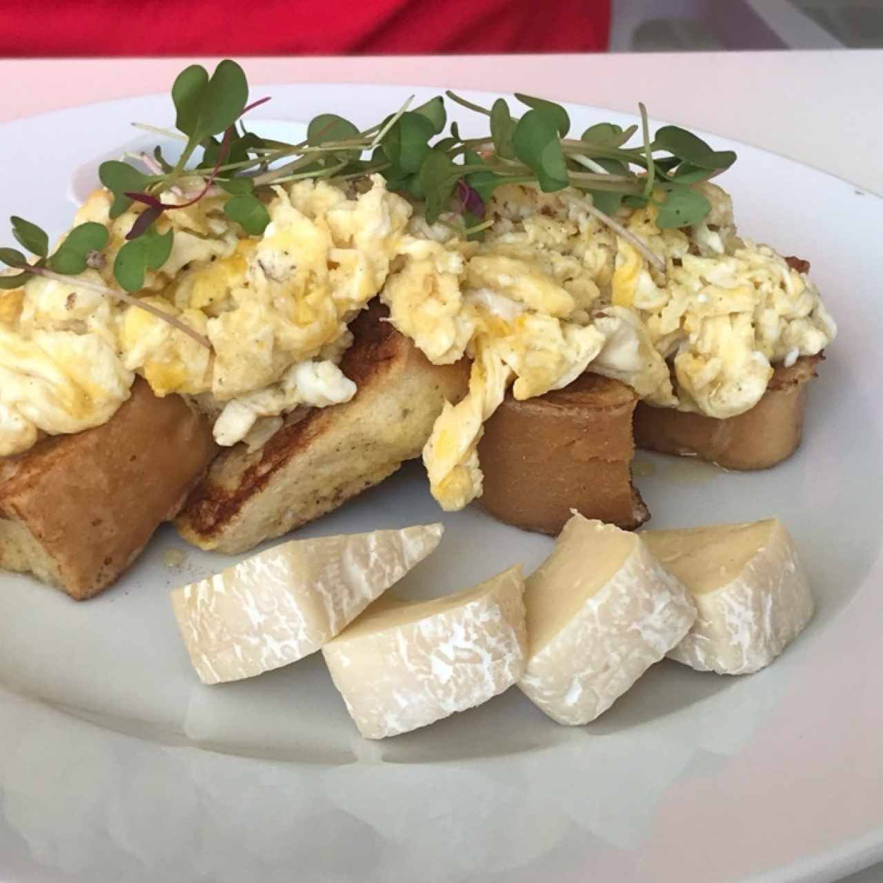 tostadas francesas con huevo revuelto, queso brie y mermelada