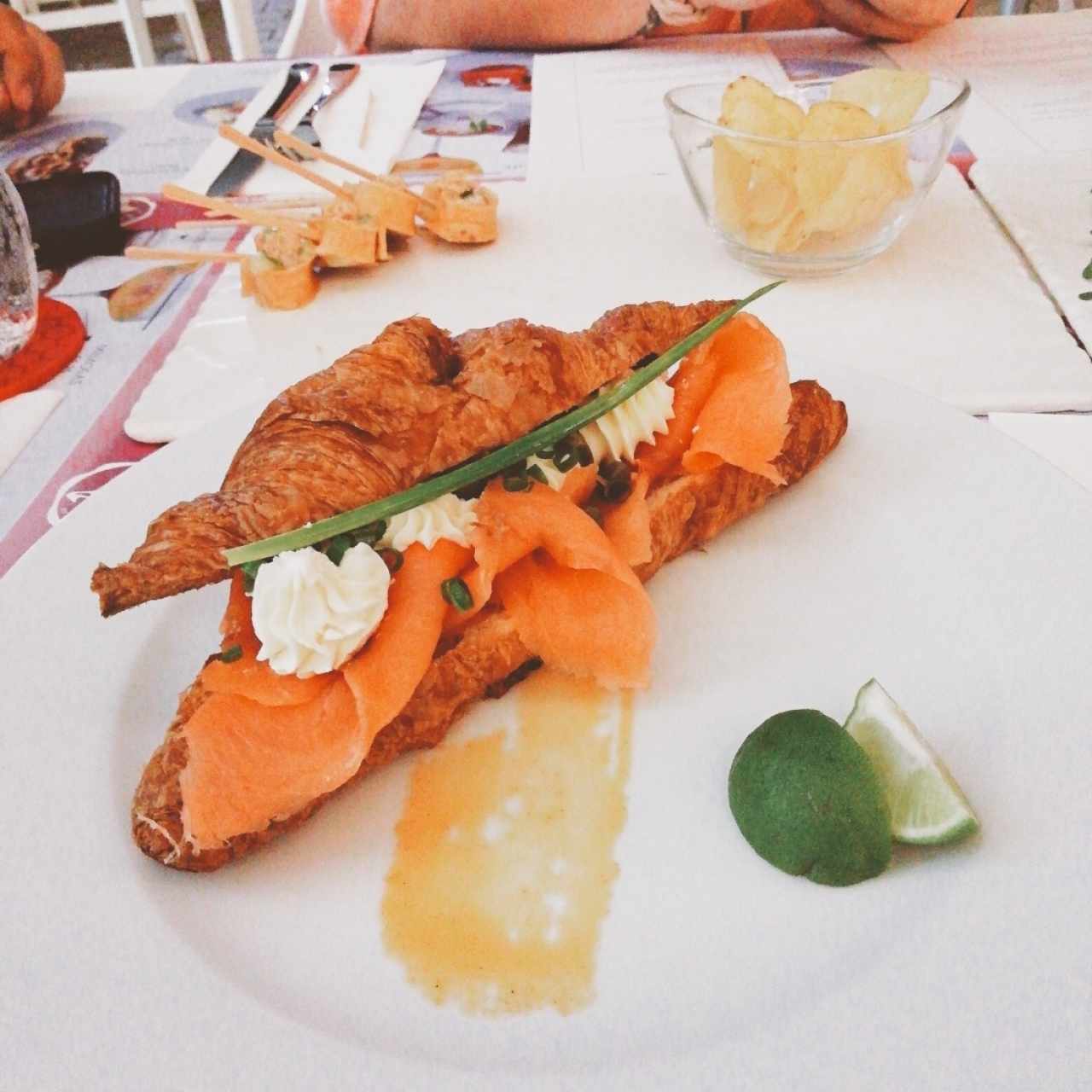 Croissant de salmon ahumado, filadelfia, cebollina y limón