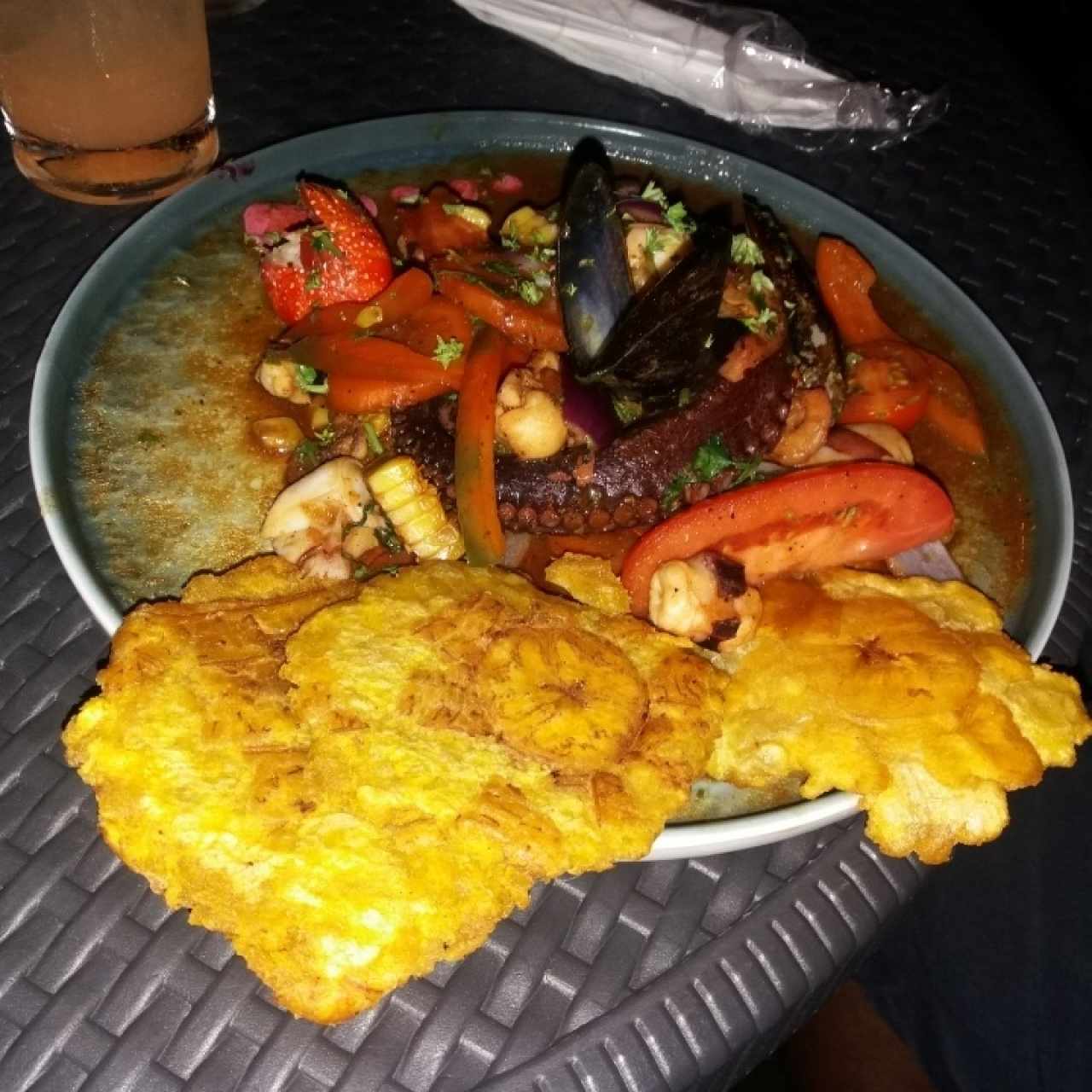 Mariscos mixtos con vegetales salteados acompañado de patacones 