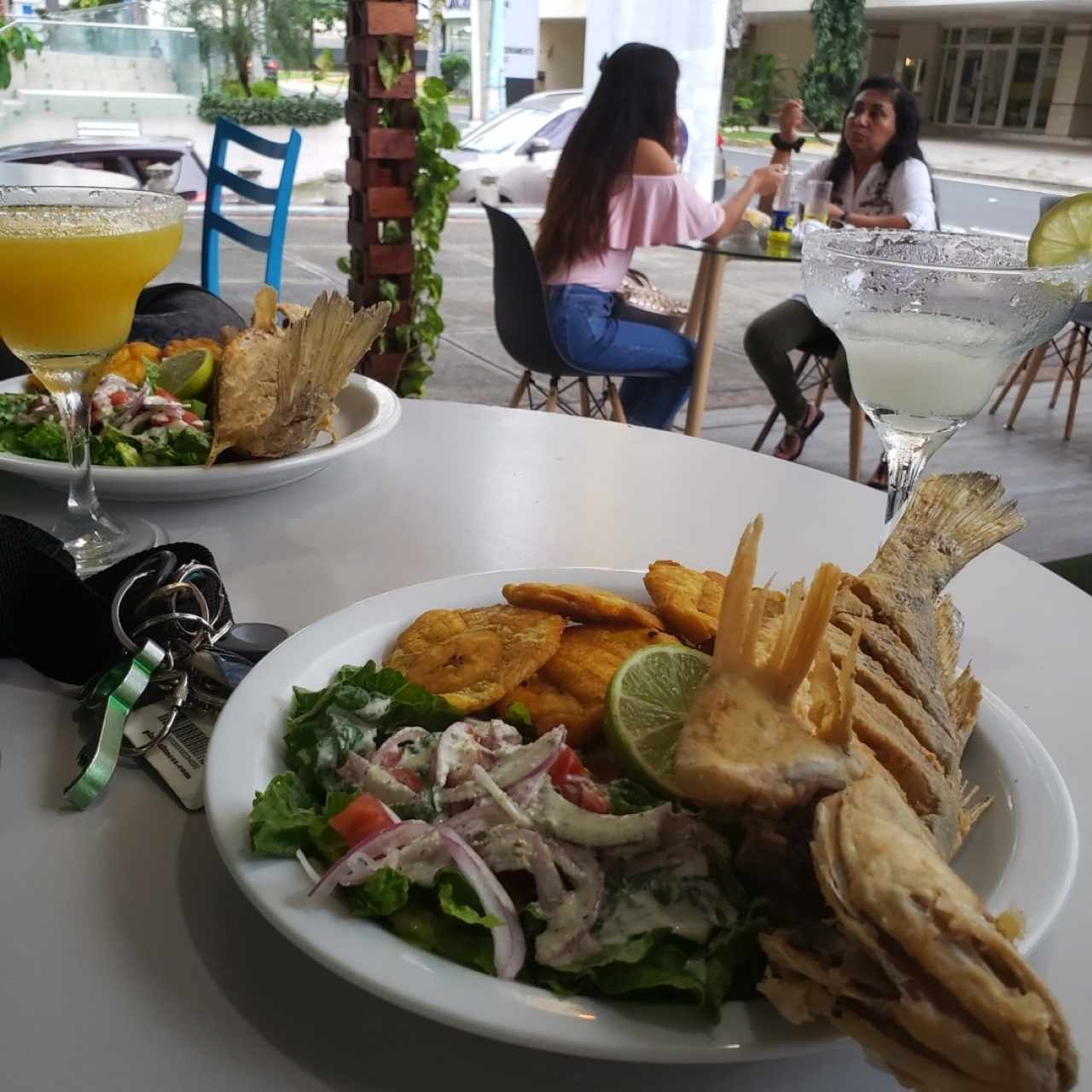 Corvina con Ensalada y Patacones...Delicioso😋👍🏾