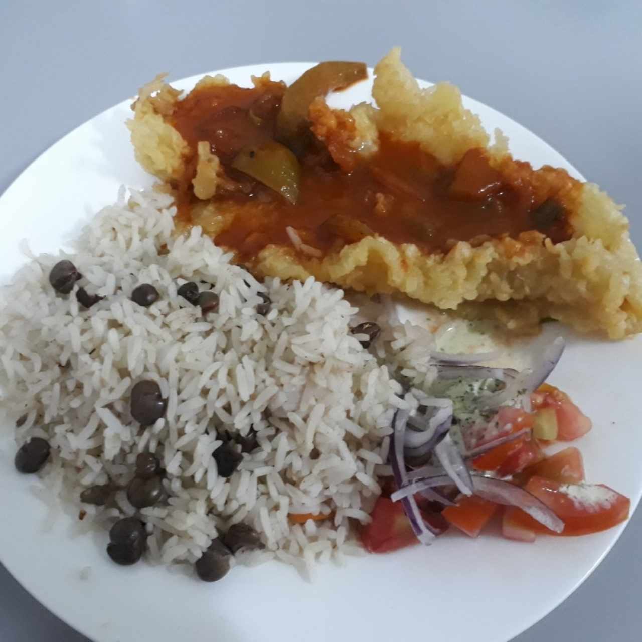 filete de corvina con arroz con coco y guandu