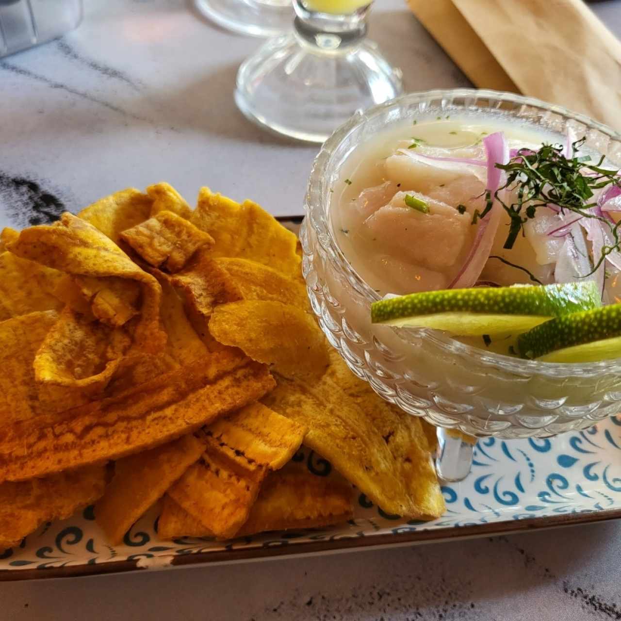 Ceviche con chips de Platanito