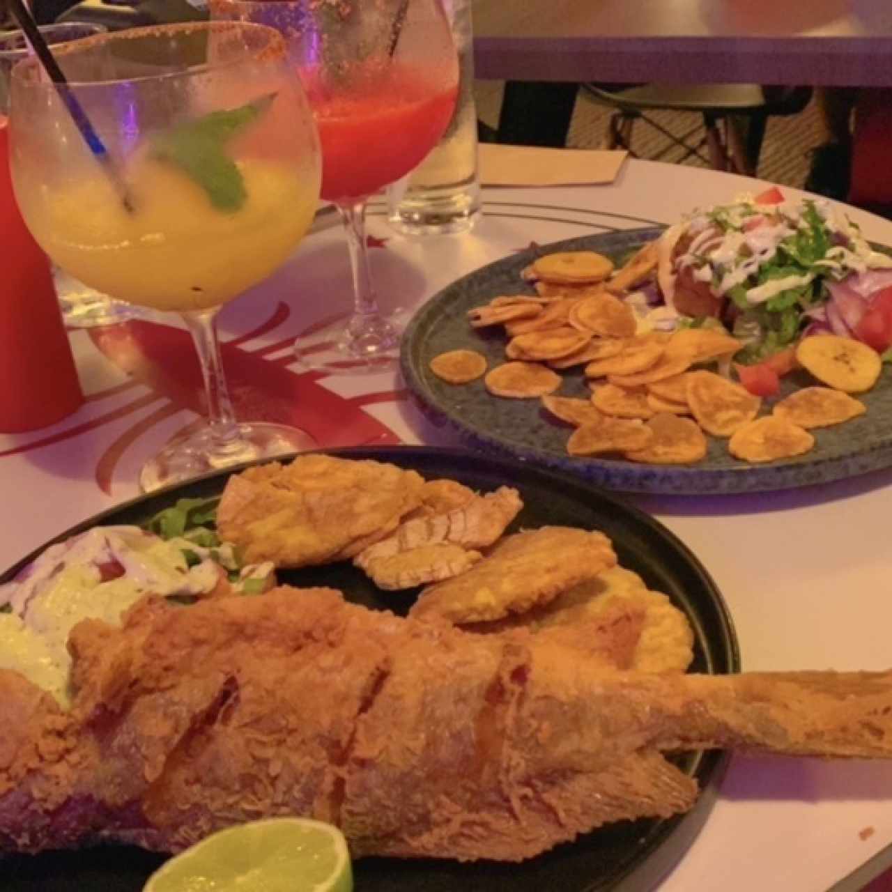 Pescado con patacones y ceviche frito