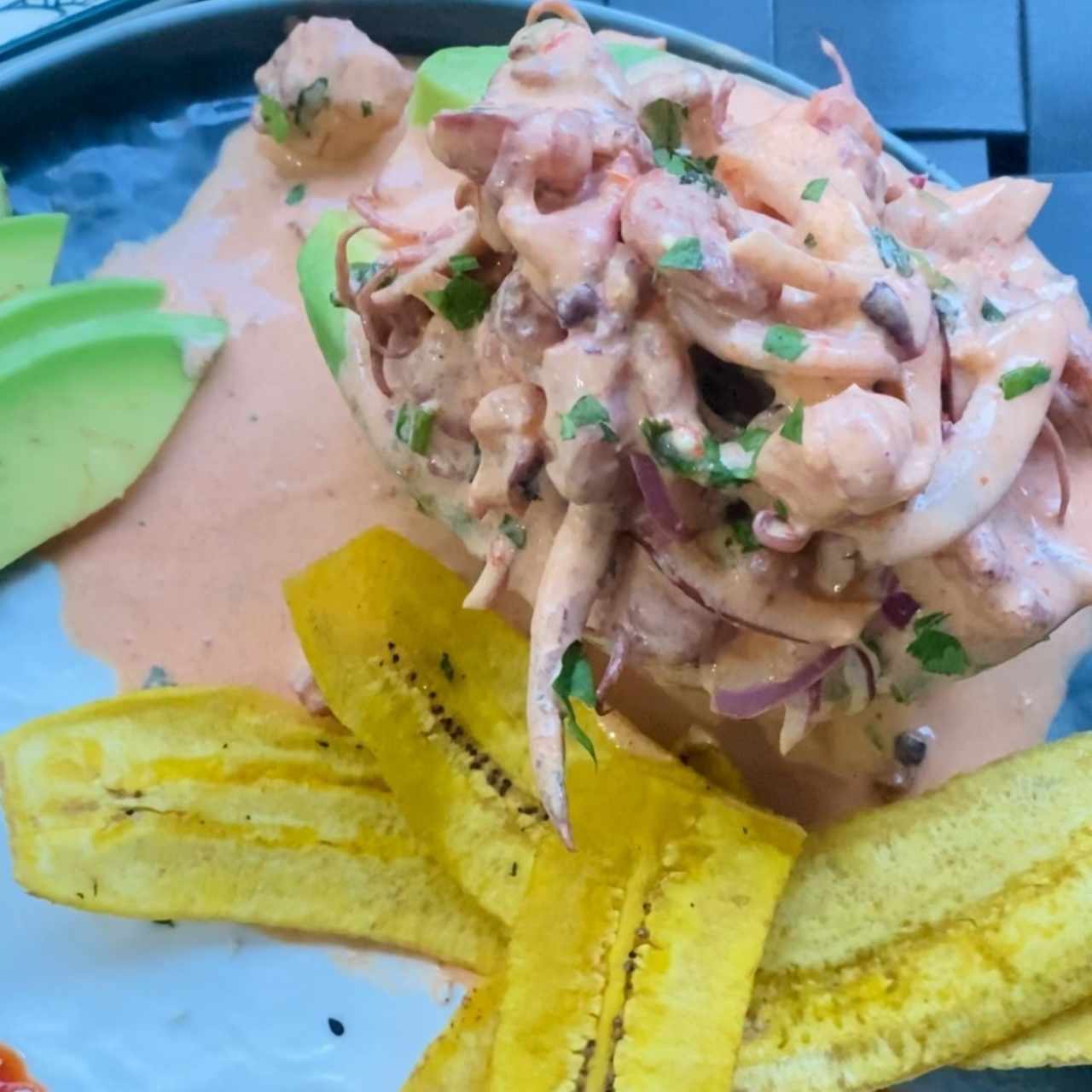 ceviche sobre aguacate 