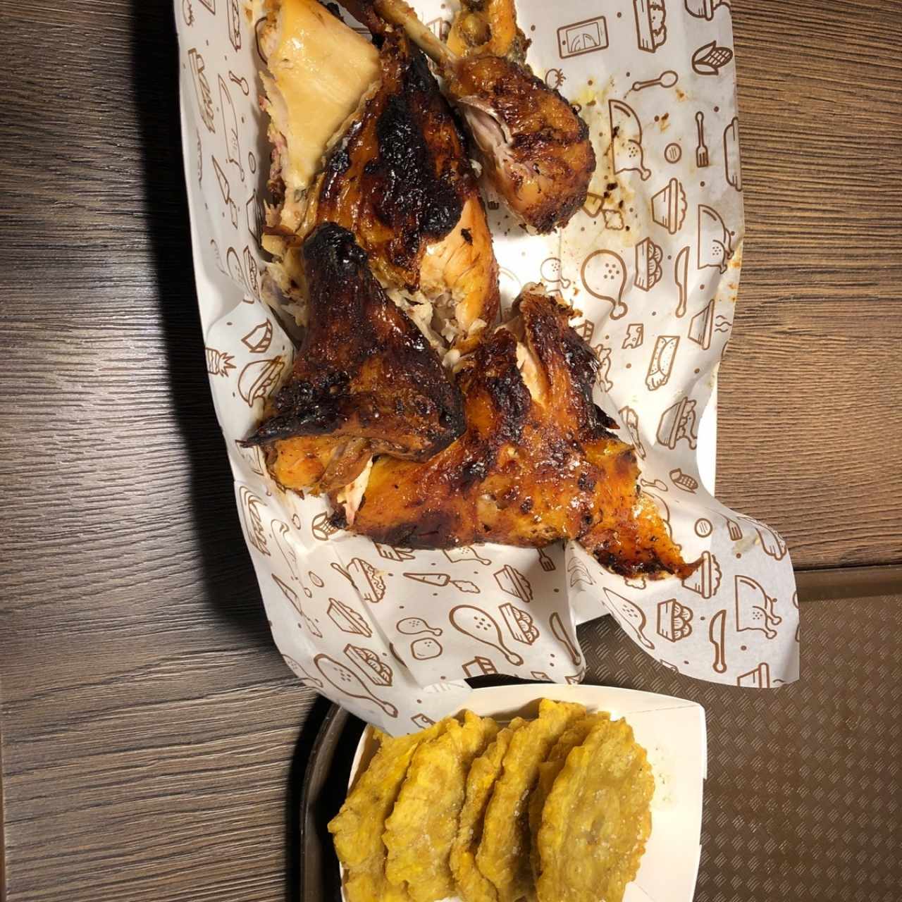 Combo # 2, 1/2 pollo con un acompañamiento + bebida 