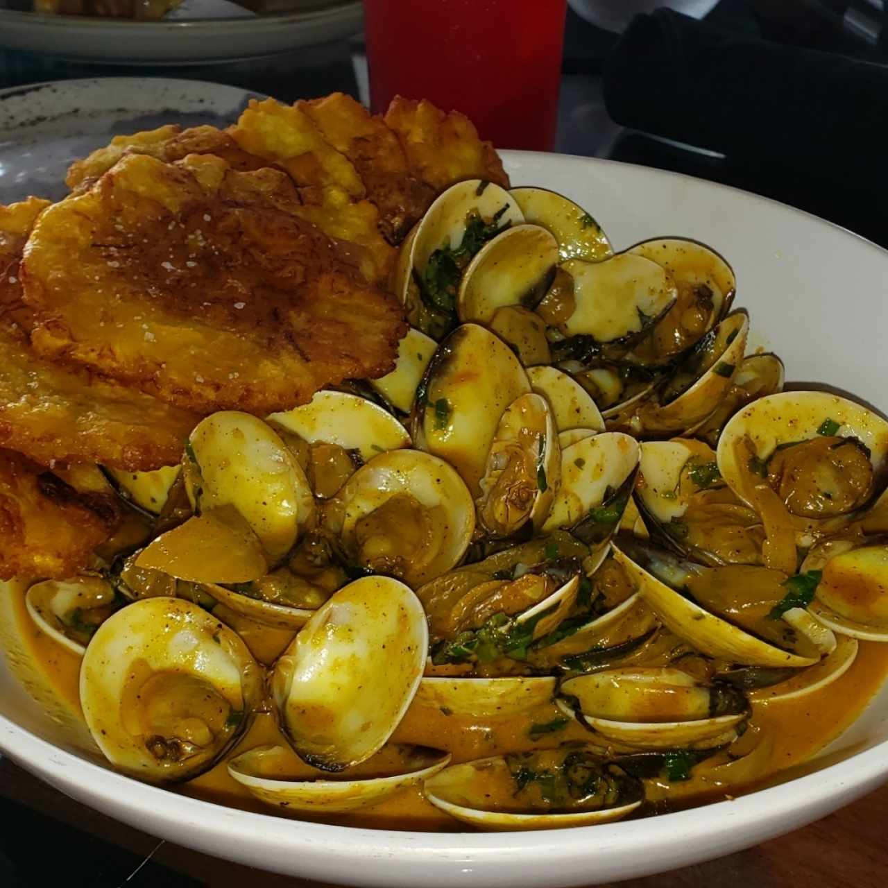 Almejas con curry y coco con patacones