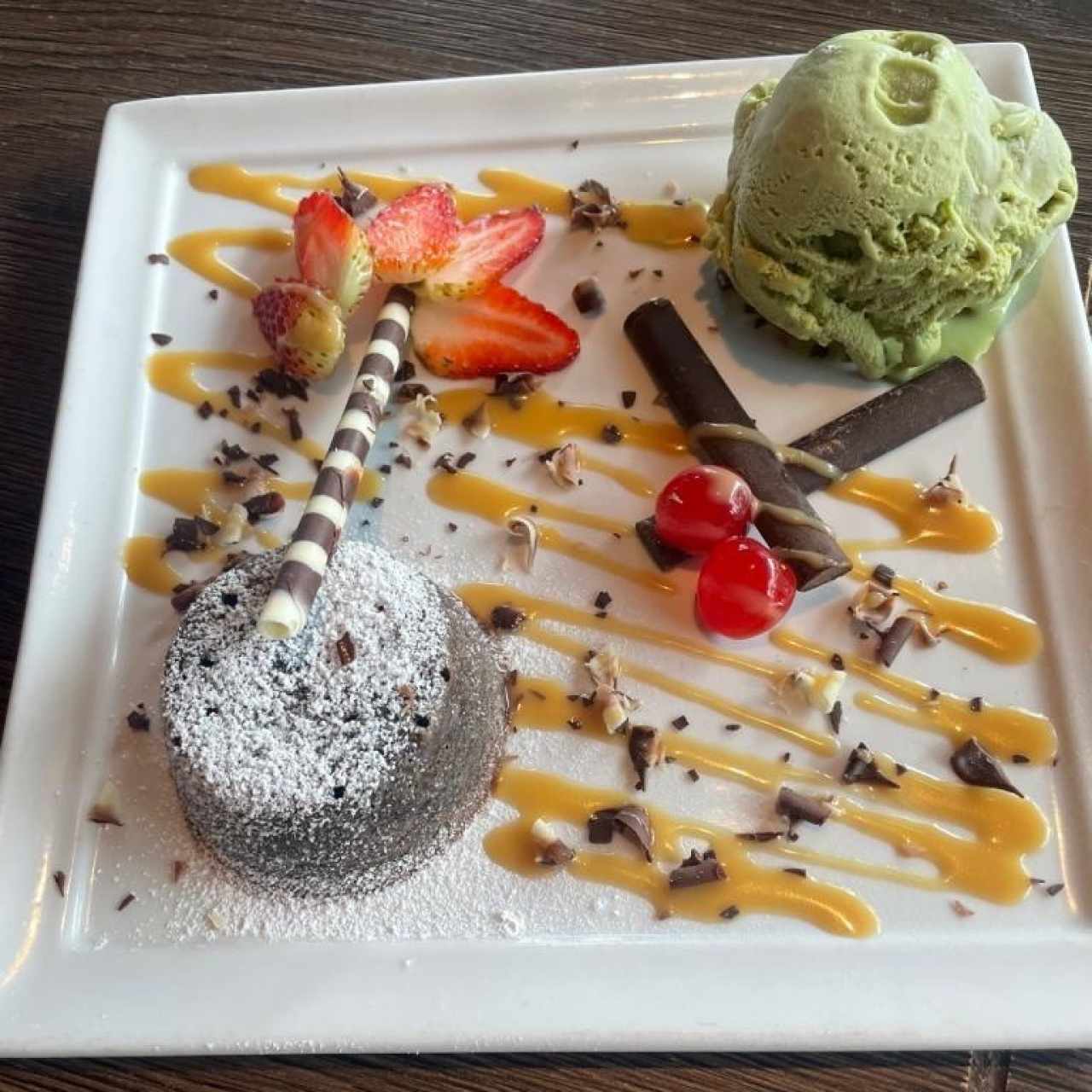 CHOCOLATE LAVA CAKE (Cake de chocolate que se derrite al comerlo acompañado de helado matcha)