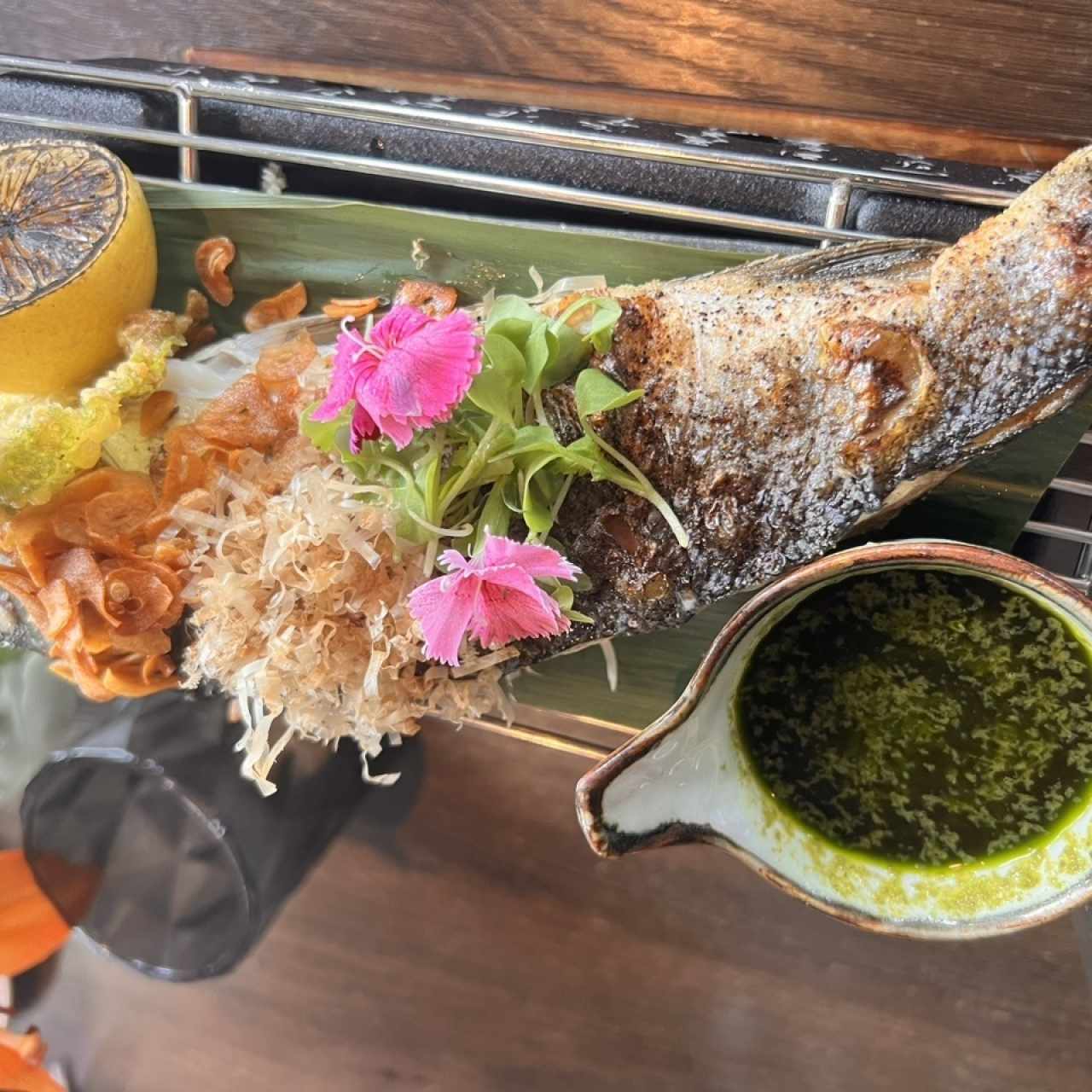 Branzino con salsa de pesto