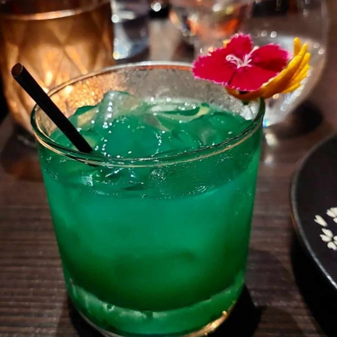 Solo pedí que me hicieran un coctel azul y delicioso, este fue el resultado. Por las luces del restaurante el color se ve distinto.