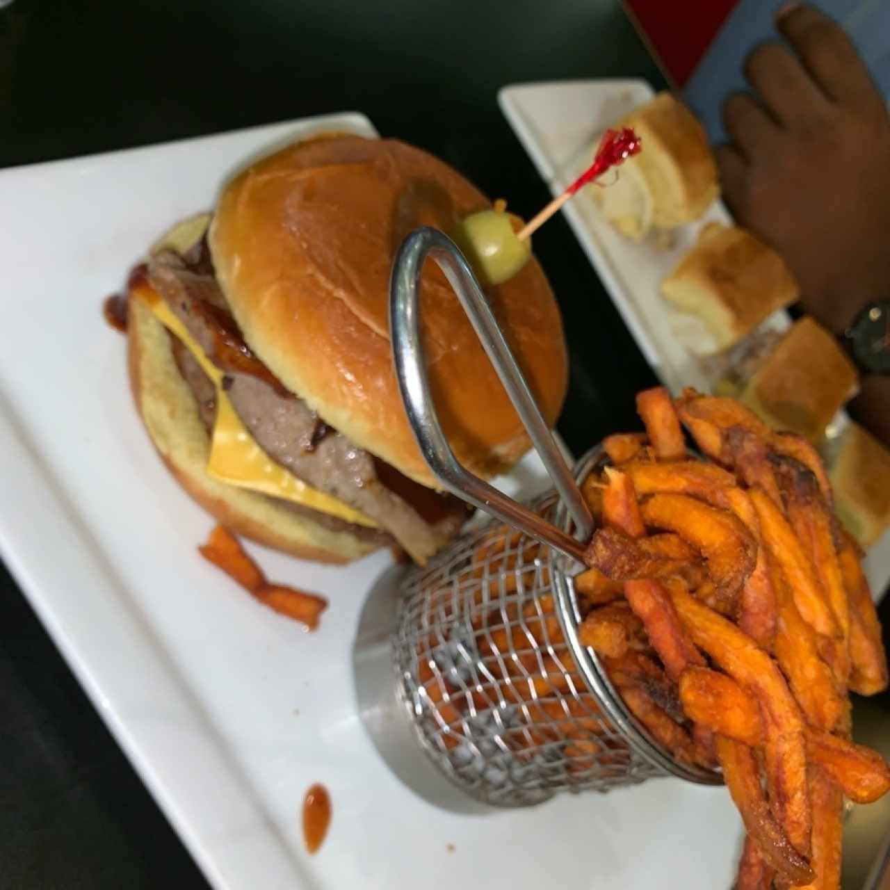 Bbq Burguer y papas camote 🥰 al fondo Emparedado de pierna con Mozarella