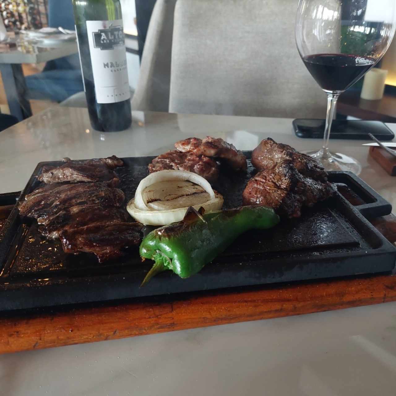 Esta es la Parrilla para 2. Espectacular sin embargo el vino que acompaña la misma no le hace honor, por lo que nos decantamos por un Alto Las Hormigas Malbec que le fue de una! Recomendado.