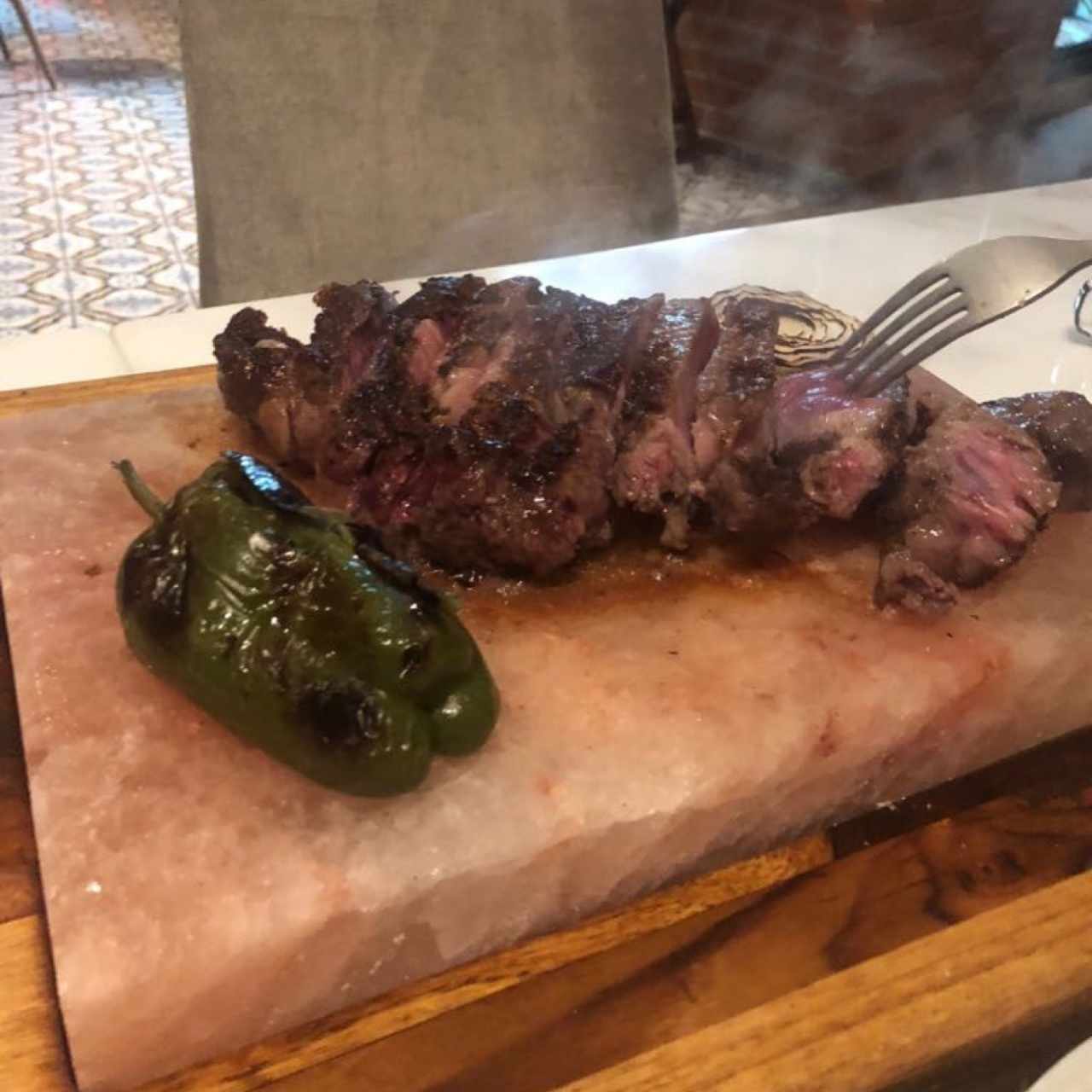 rib eye para dos en piedra caliente