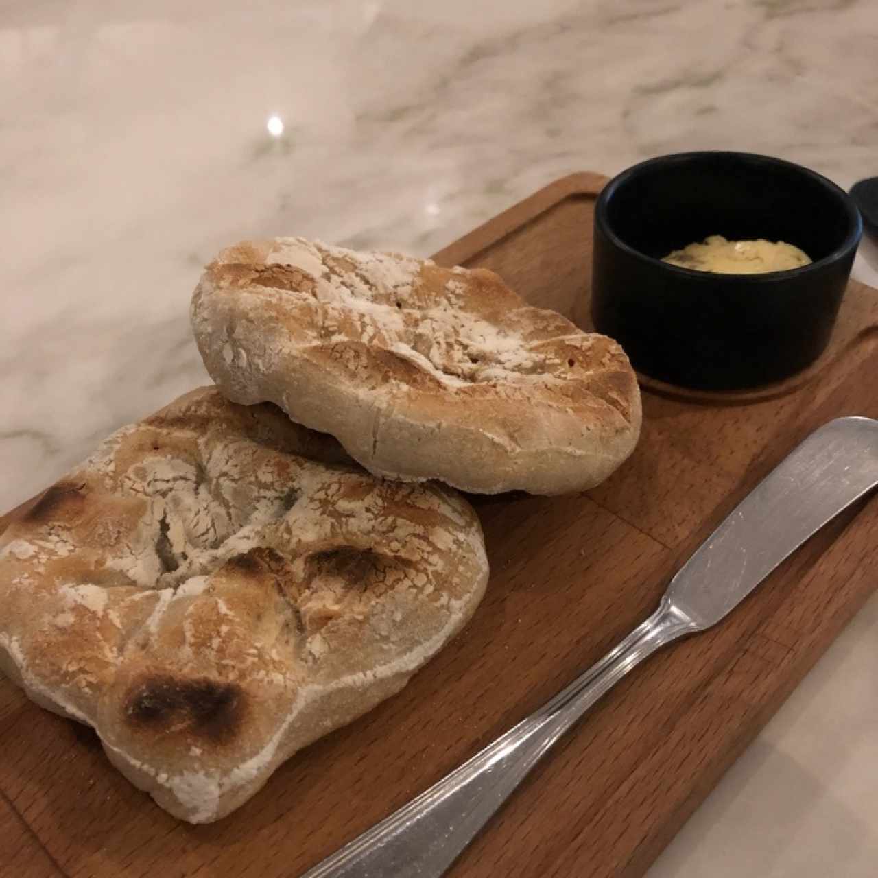 pan de la casa con mantequilla de ajo