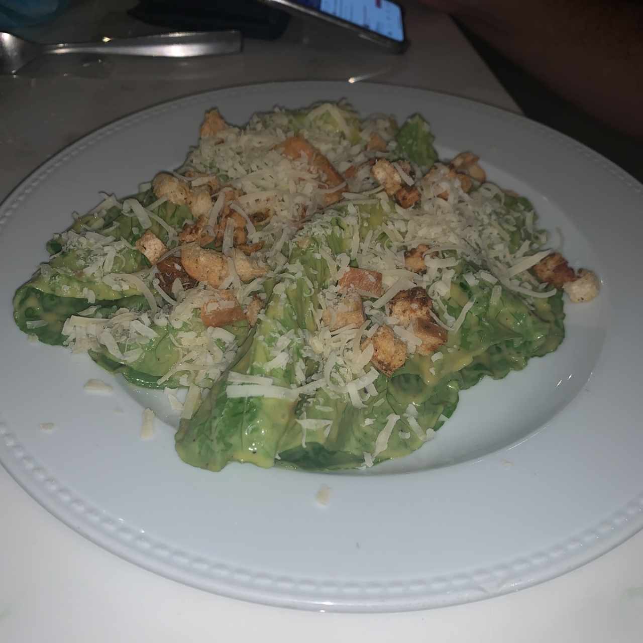 ENSALADA CESAR CLÁSICA PREPARADA EN LA MESA