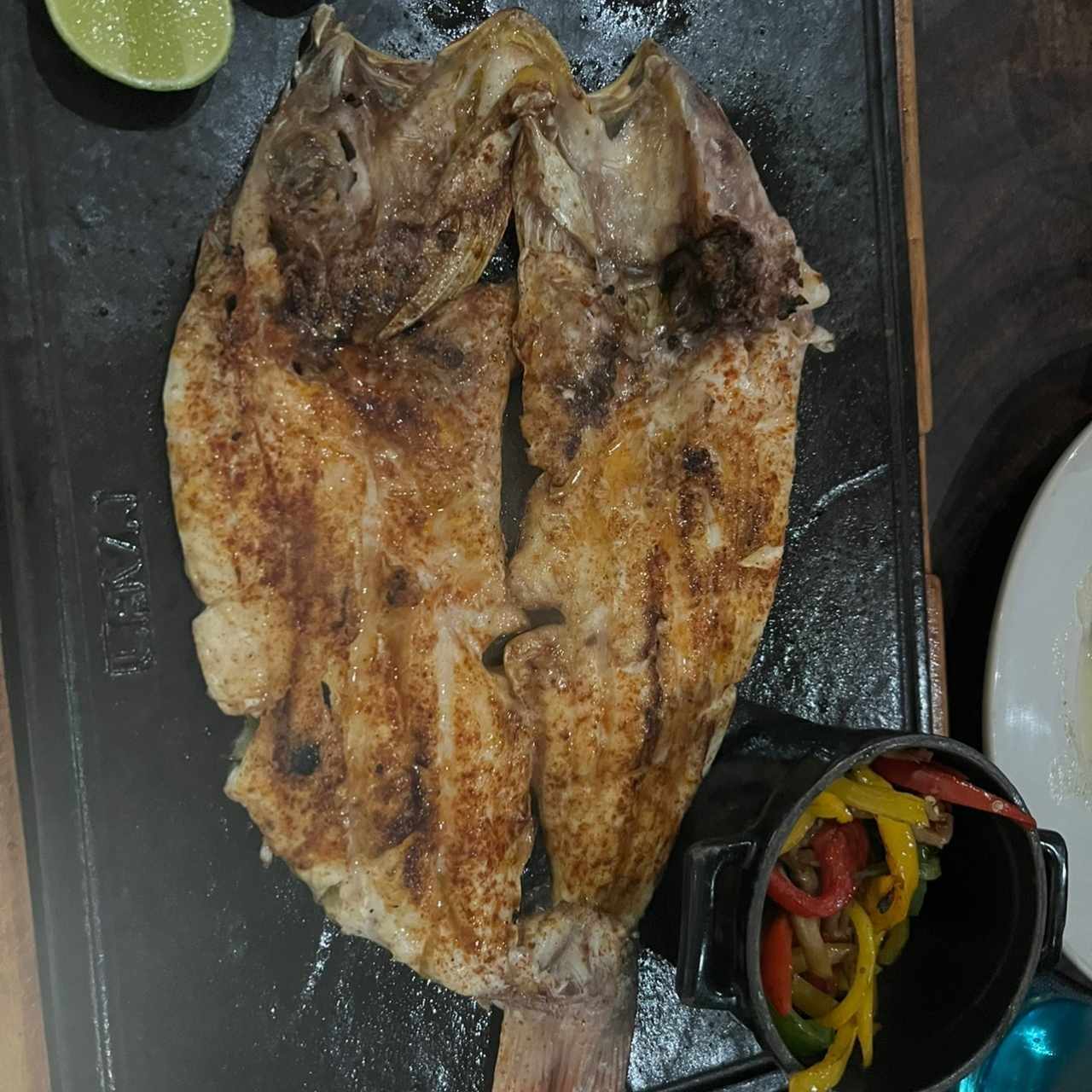 PESCADO ENTERO A LA BRASA