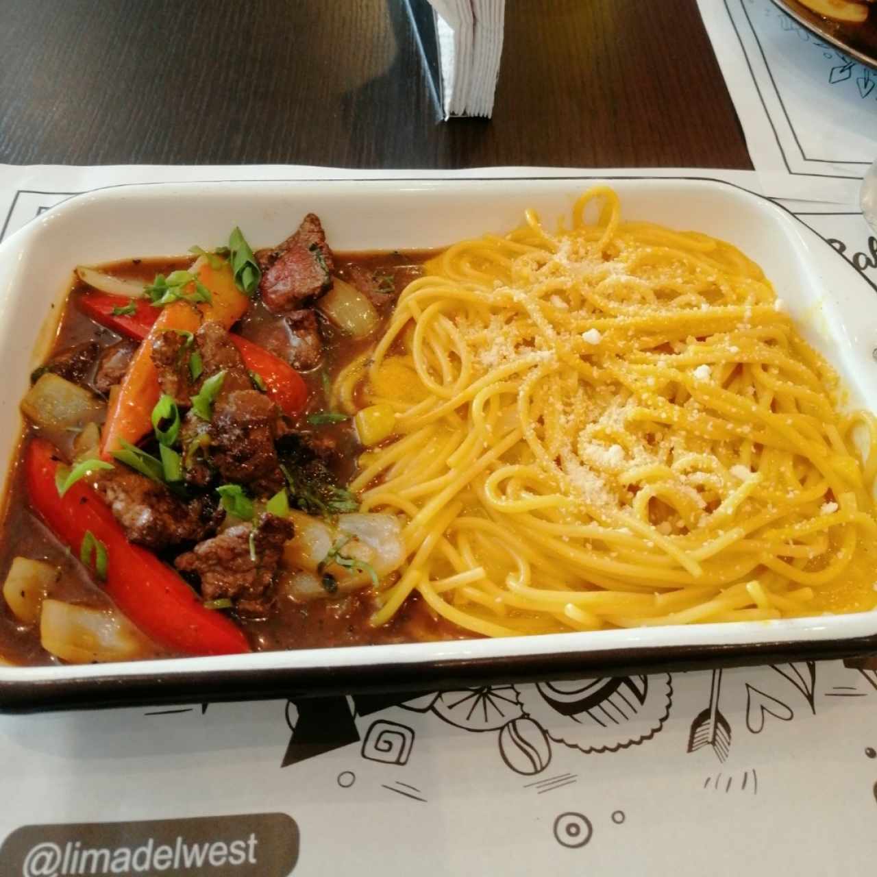 Pasta a la Huacaina con Lomo saltado