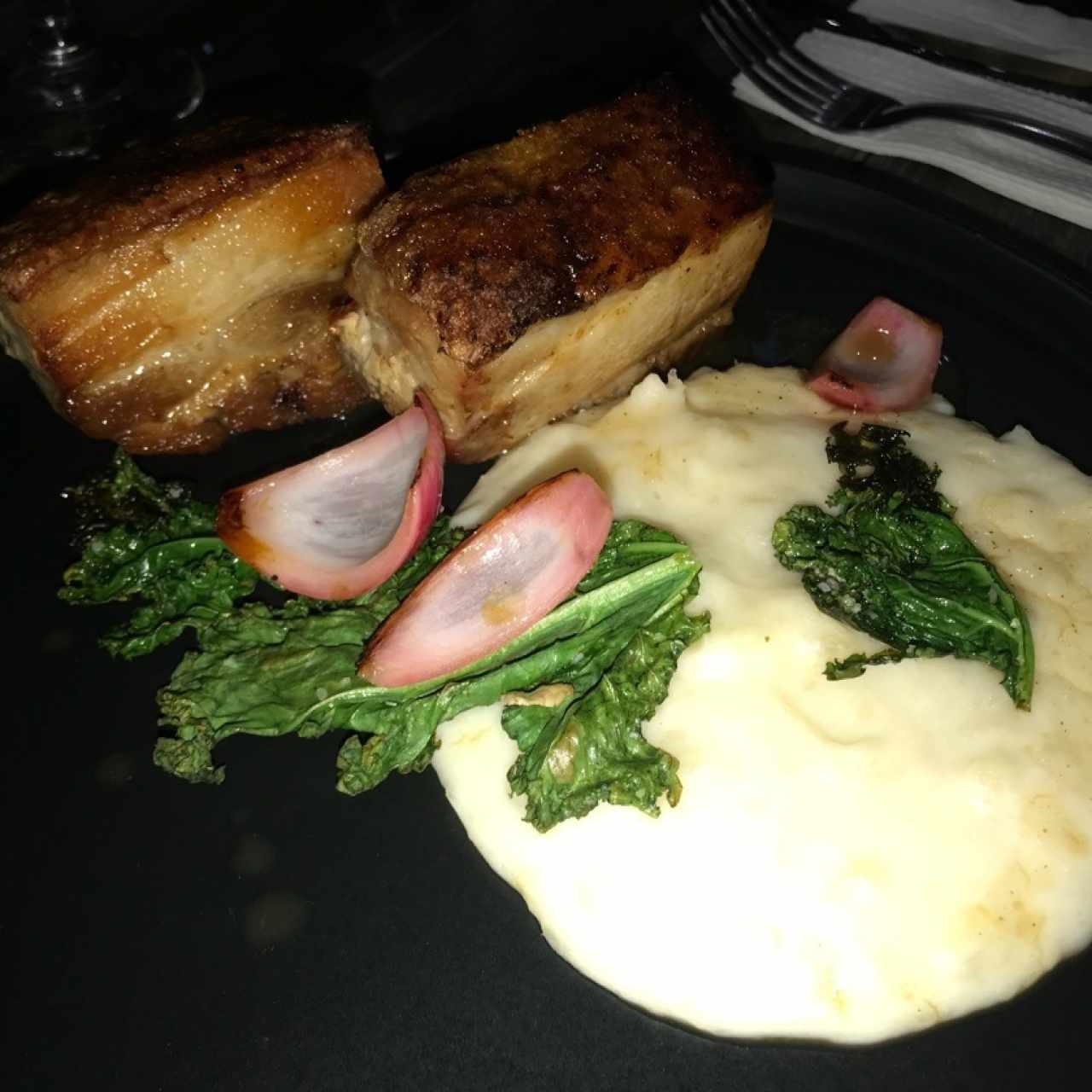 la sexy cochinilla ( pork belly) con pure de yuca , te go que decir que estaba suculento , dioh mio