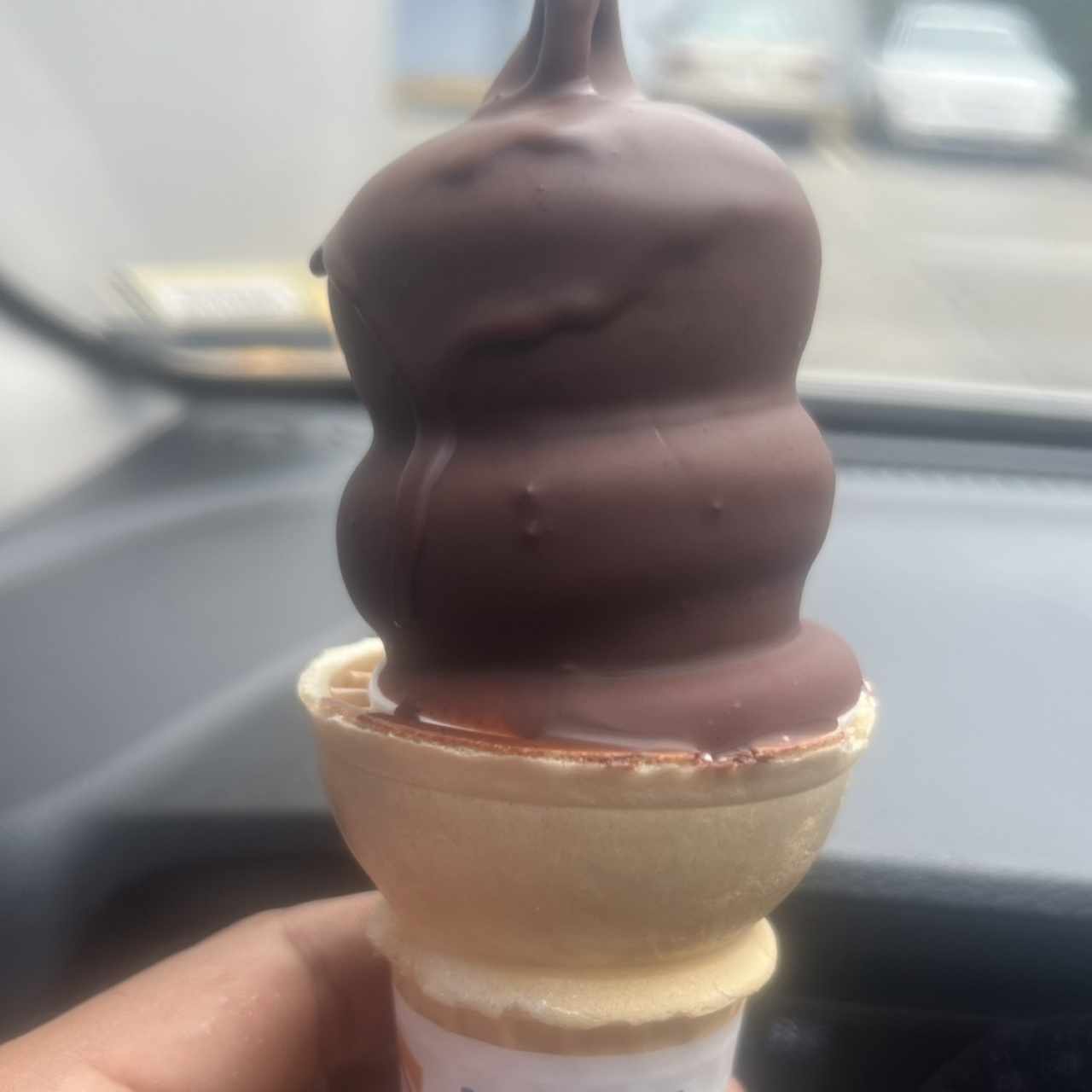 Cono cubierto de chocolate 